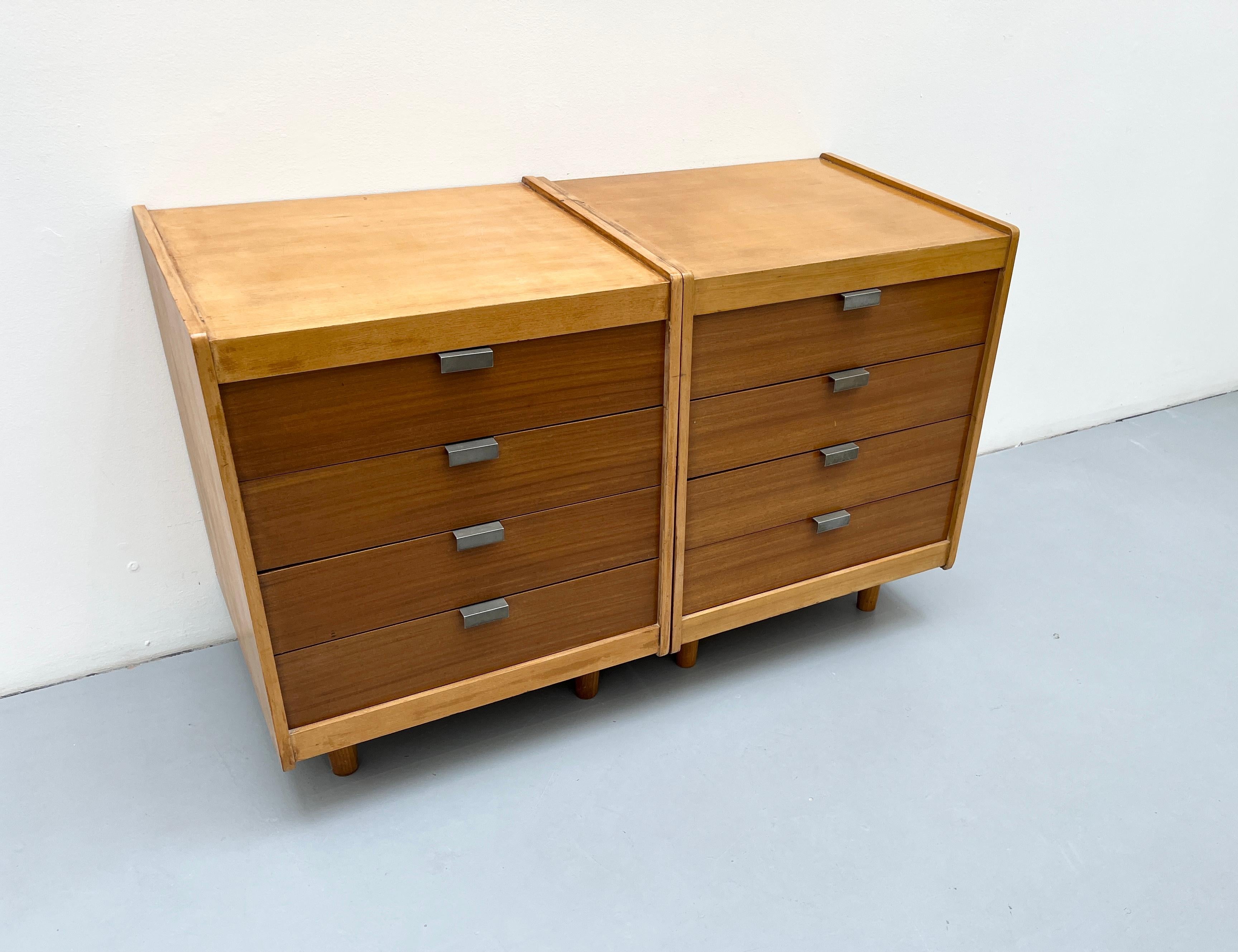 Pair of 4 Drawer Commode in Ash by Alain Richard, Charron Groupe 4, 1954 In Good Condition For Sale In PARIS, FR