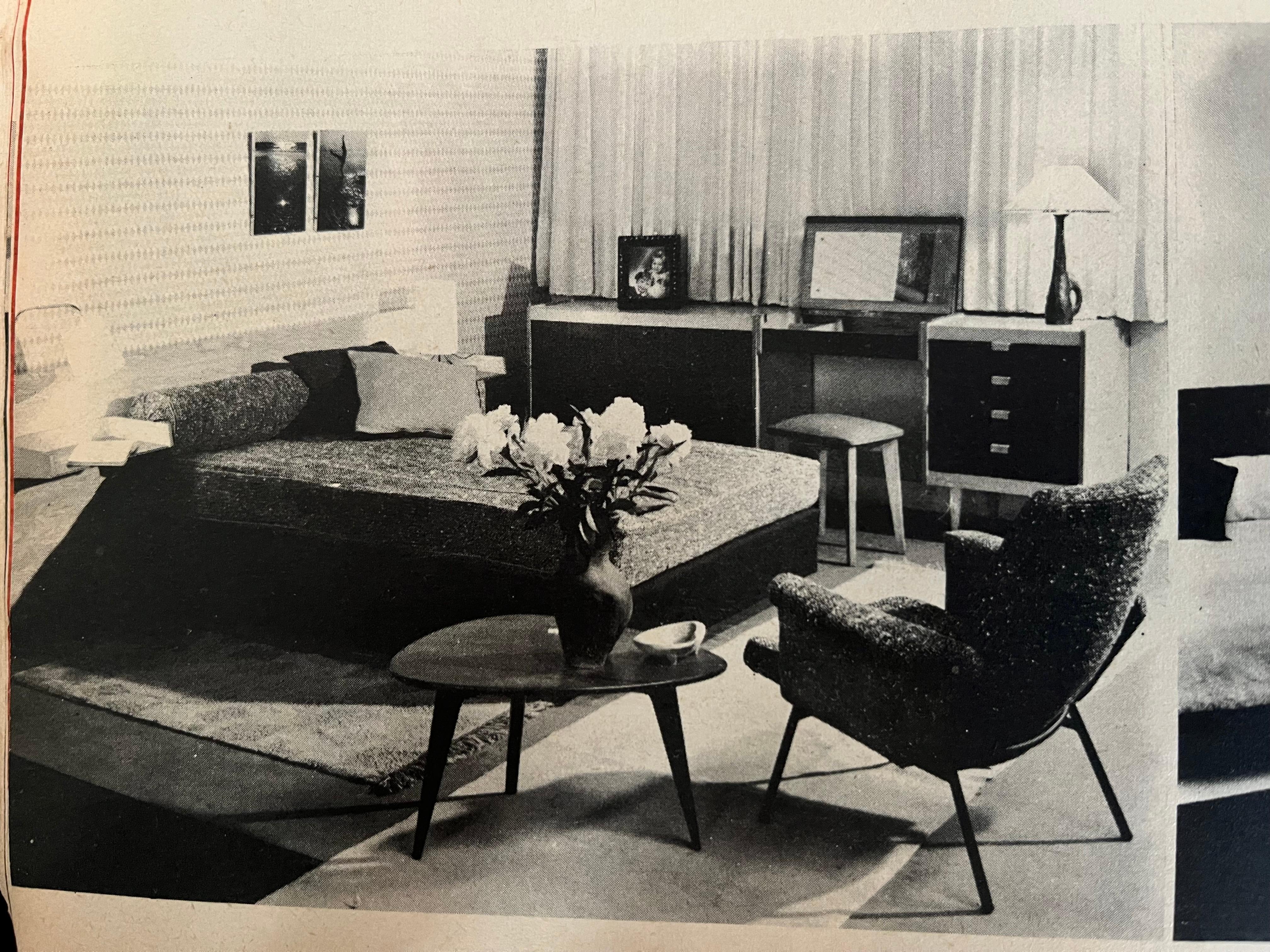 Paire de commodes à 4 tiroirs en frêne d'Alain Richard, Charron Groupe 4, 1954 en vente 2