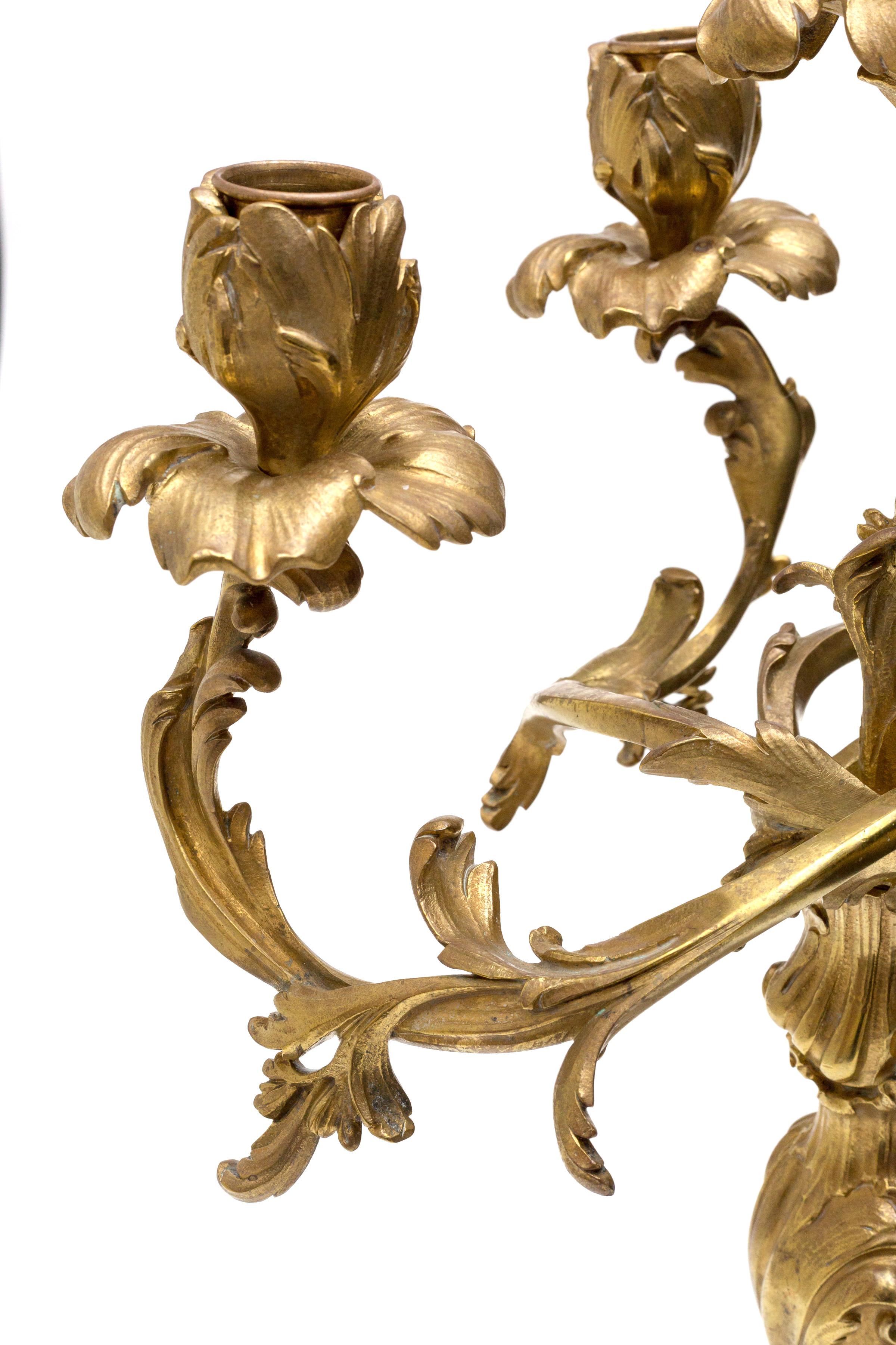 Paar 4-flammige Goldbronze-Kandelaber im Louis XV-Stil, französisch, 19. Jahrhundert (Bronziert) im Angebot