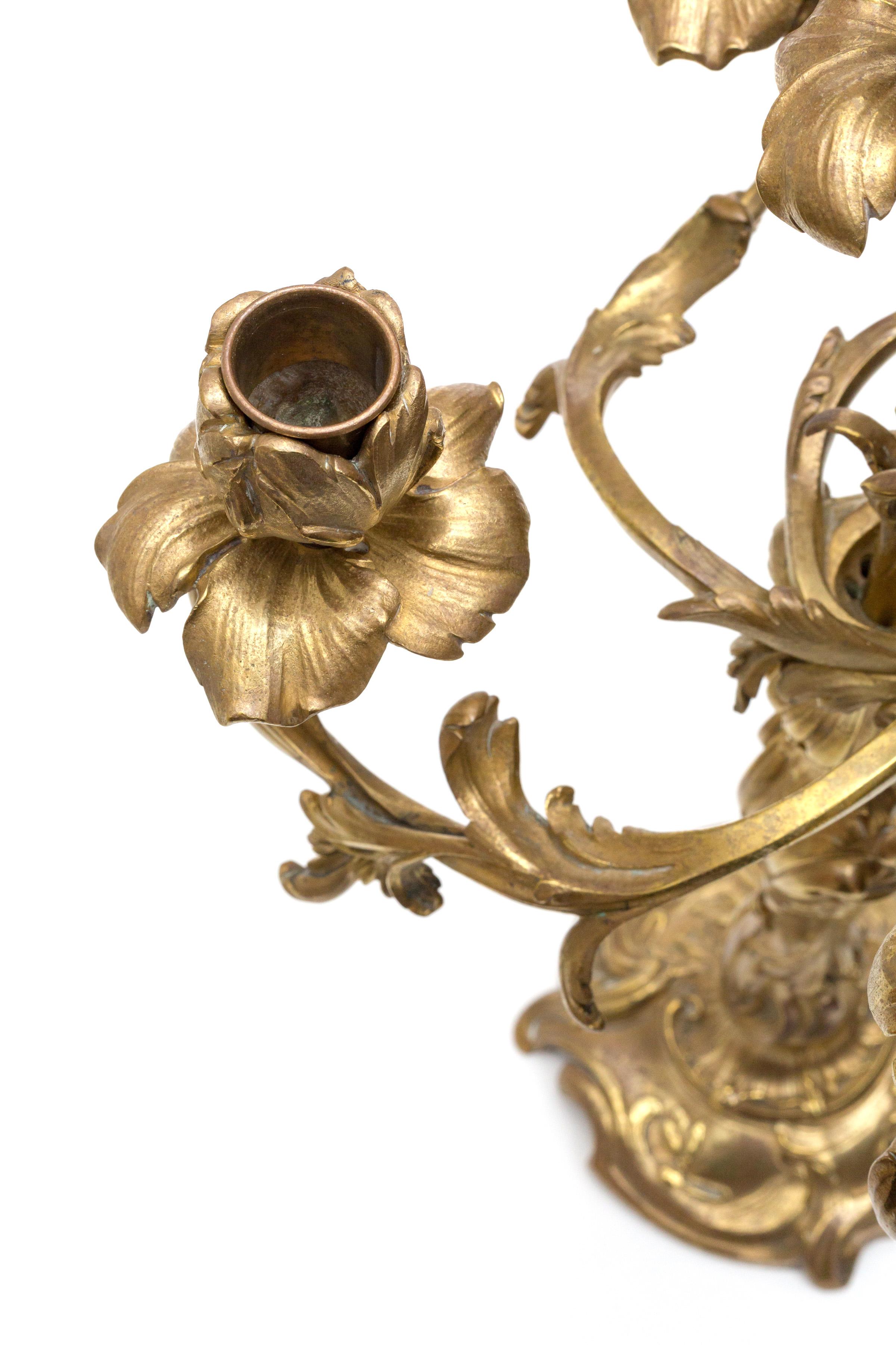 Paar 4-flammige Goldbronze-Kandelaber im Louis XV-Stil, französisch, 19. Jahrhundert im Zustand „Gut“ im Angebot in Lantau, HK