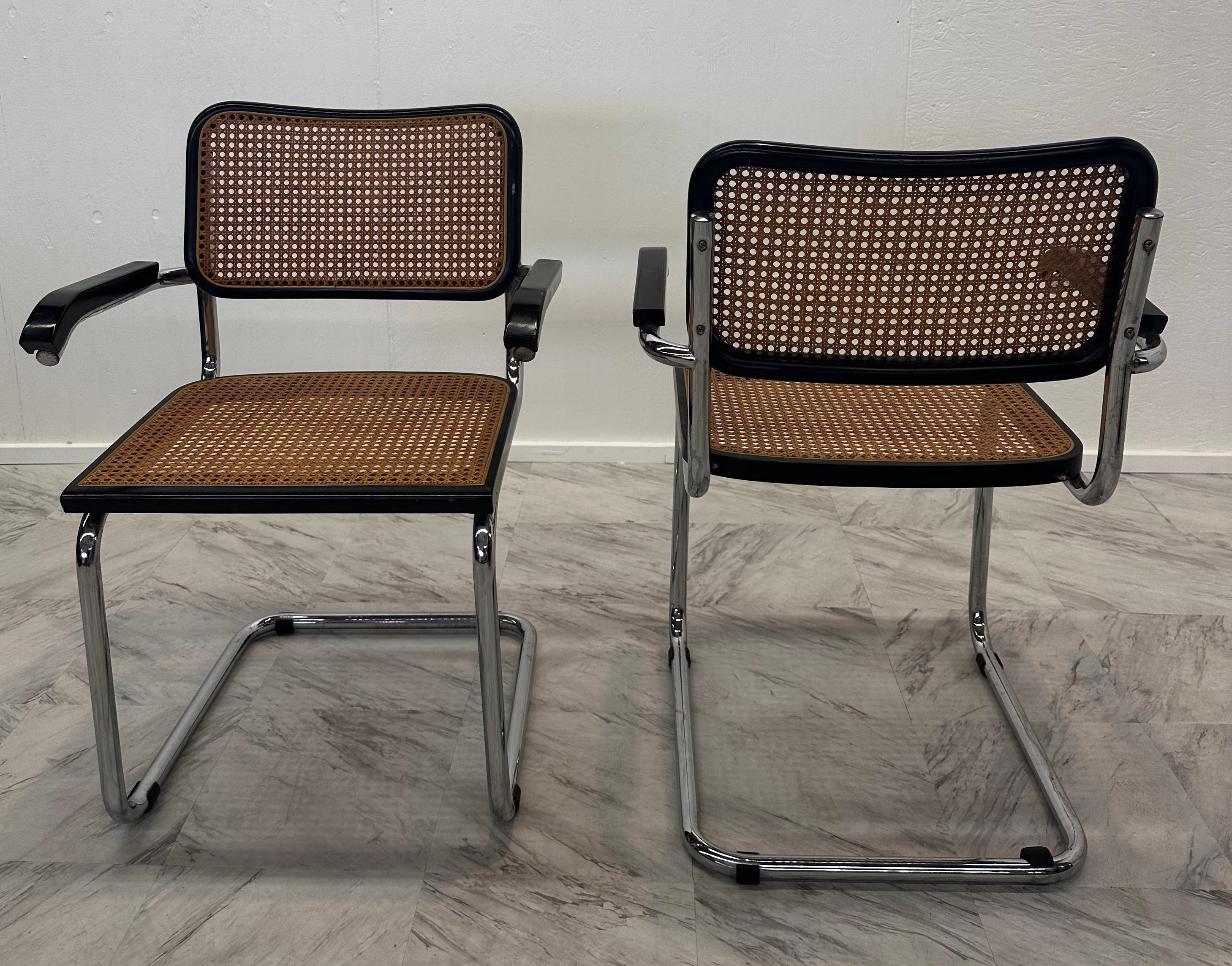 Paar von 4 Stühlen, Modell Cesca, entworfen von Marcel Breuer. Hergestellt in Italien um 1960 vom Hersteller Gavina. Gestell aus Metallrohr, Sitz und Rückenlehne aus Holz und Rattan. In gutem Originalzustand mit geringen alters- und
