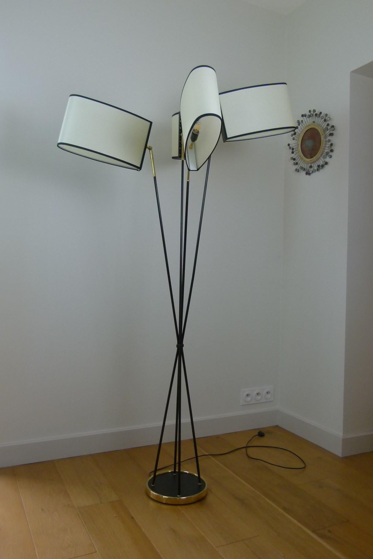 Pair of floor lamp in lacquered metal and brass,
composed of a circular base in black lacquered cast iron, set with a brass ring, on which are placed 4 arms of light in black lacquered metal and brass.
Each arm has an oval lampshade, adjustable by a