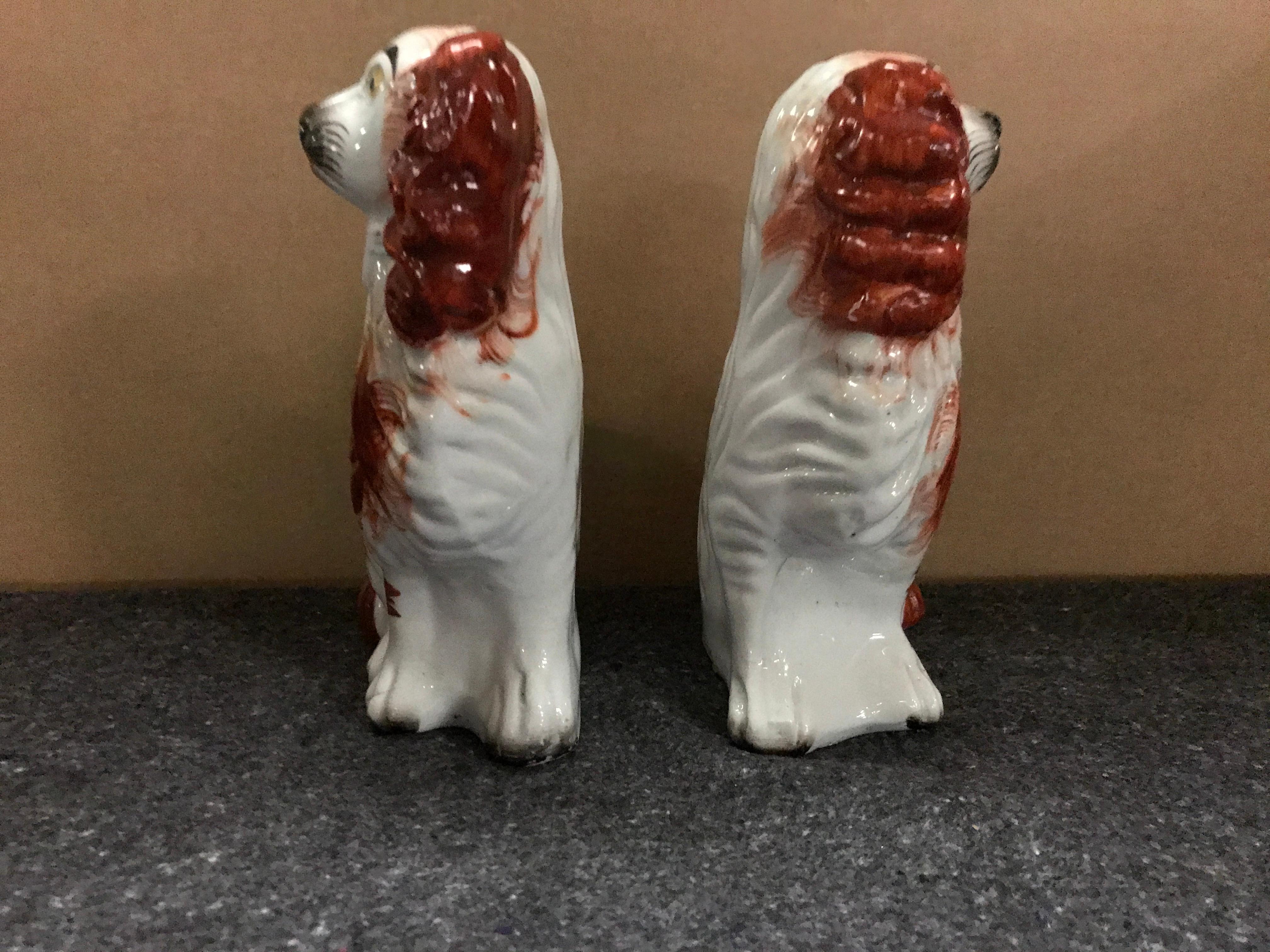 Paar von #4 Staffordshire England Rot sitzende Spaniel-Hunde (Englisch)
