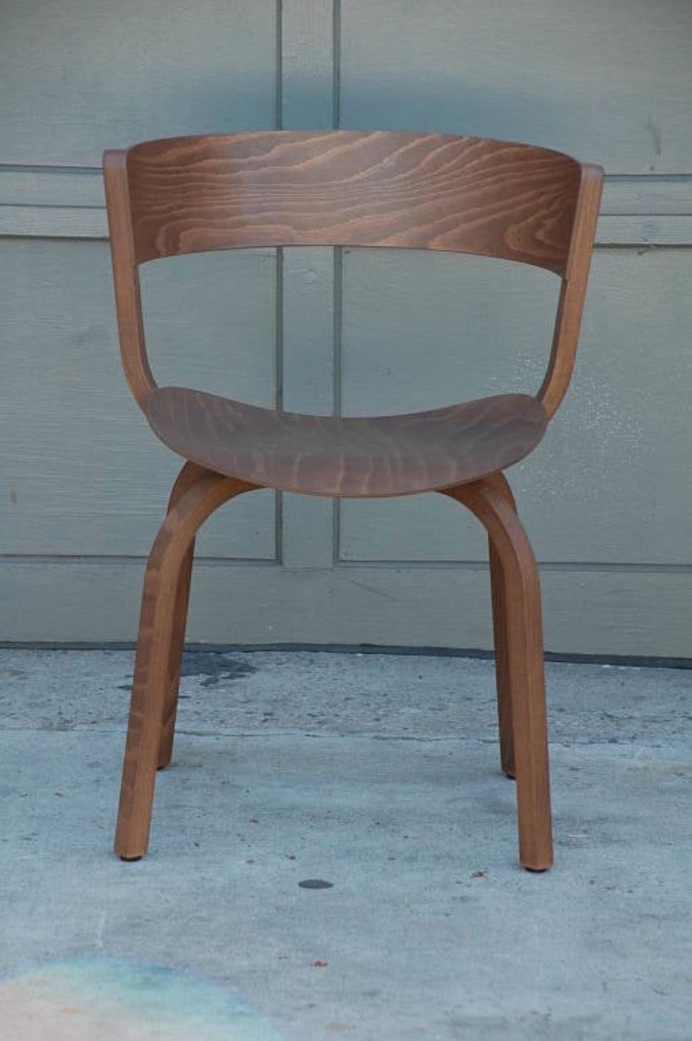 Paire de chaises 404 F de Stefan Diez pour Thonet. Labels originaux.

Stefan Diez, né en 1971 à Freising (Allemagne). Après avoir suivi des cours d'architecture et une formation de charpentier, il a étudié le design industriel à l'Académie des