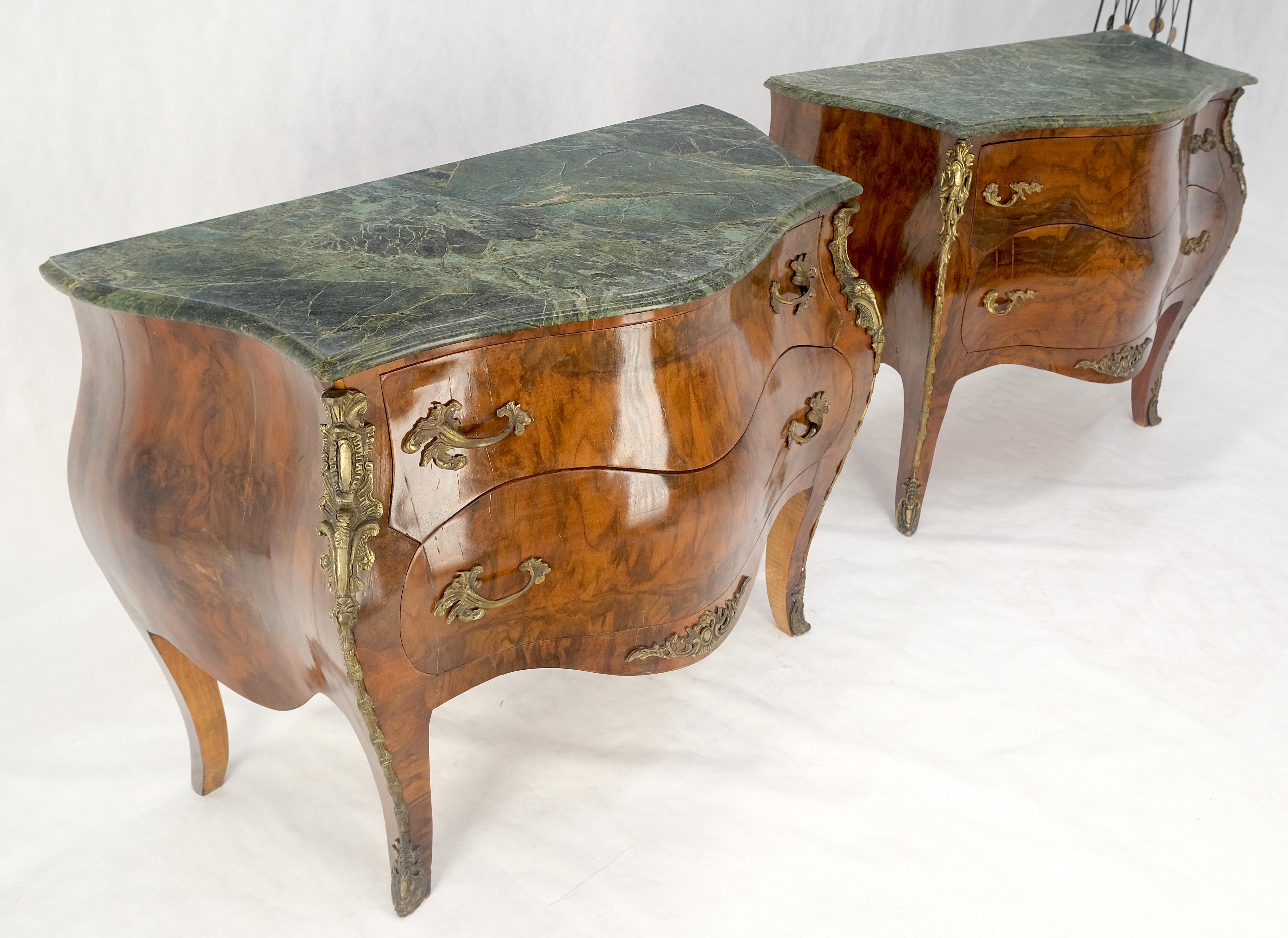Ottone Coppia di comò con piano in marmo verde Luigi V Bombay in radica francese, larghi 41 pollici in vendita