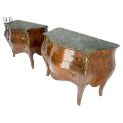 Pareja de cómodas con tapa de mármol verde Luis V Bombay de buril francés de 41 pulgadas de ancho