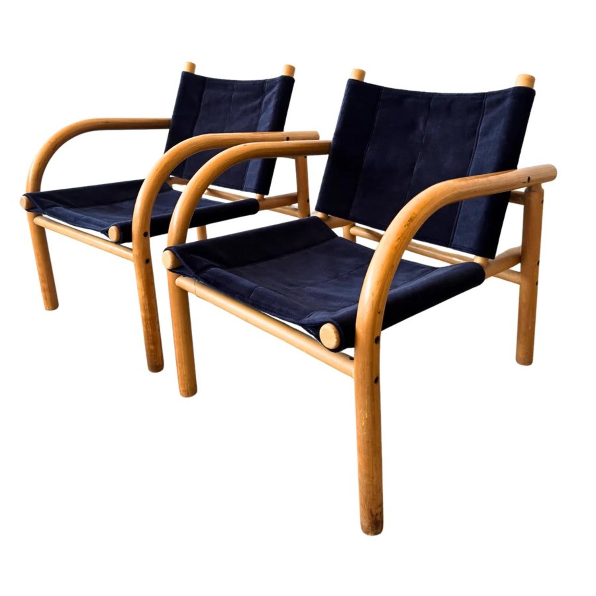 Paire de chaises safari '411' conçues par Ben af Schultén pour Artek dans les années 1960. Fabriqué en bouleau cintré à la vapeur avec des sièges en velours bleu foncé, le design reflète l'héritage de la Finlande en matière de matériaux honnêtes et