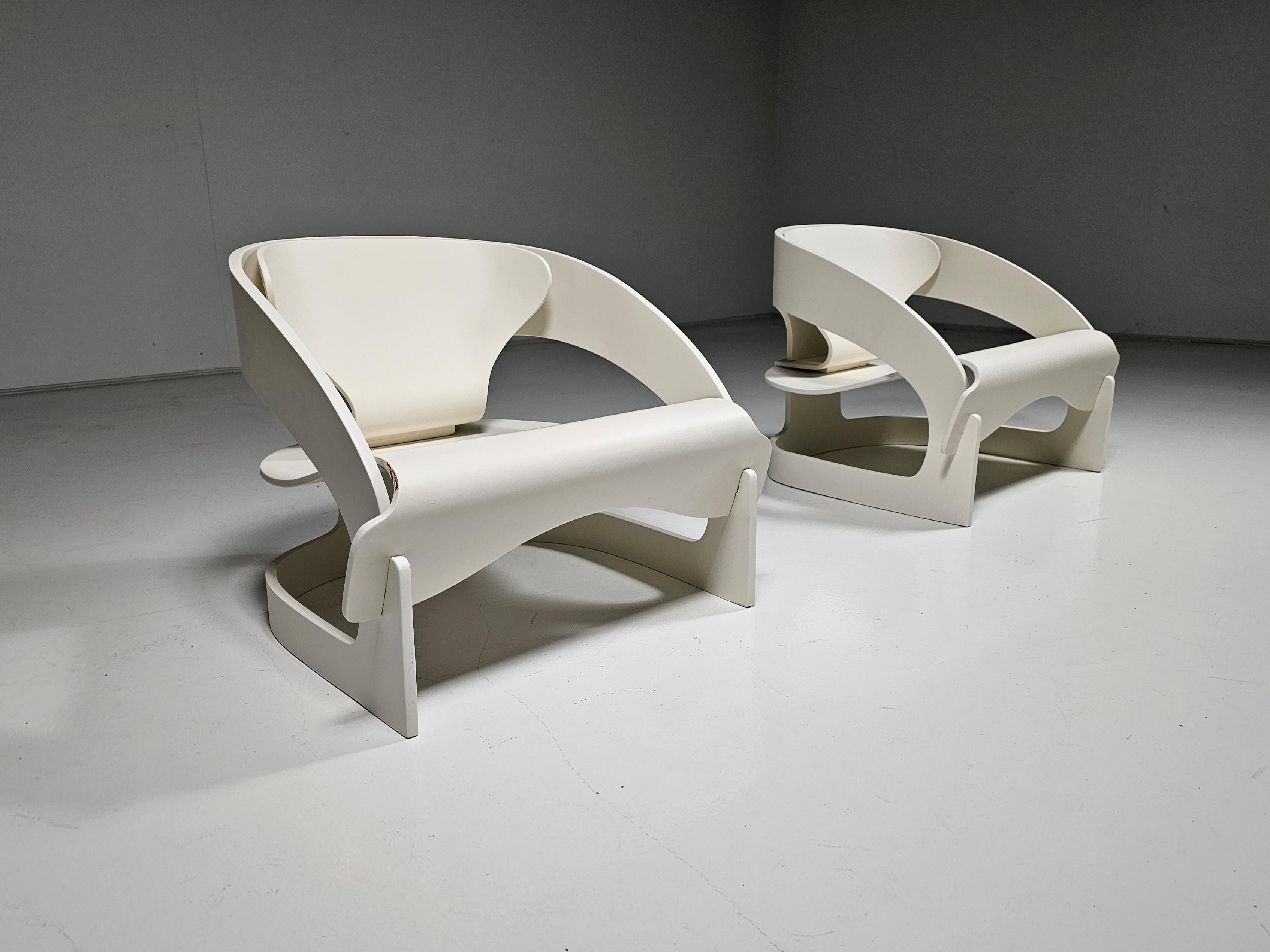 Mid-Century Modern Pair of '4801' cream colored lounge chairs by Joe Colombo for Kartell, 1960s For Sale