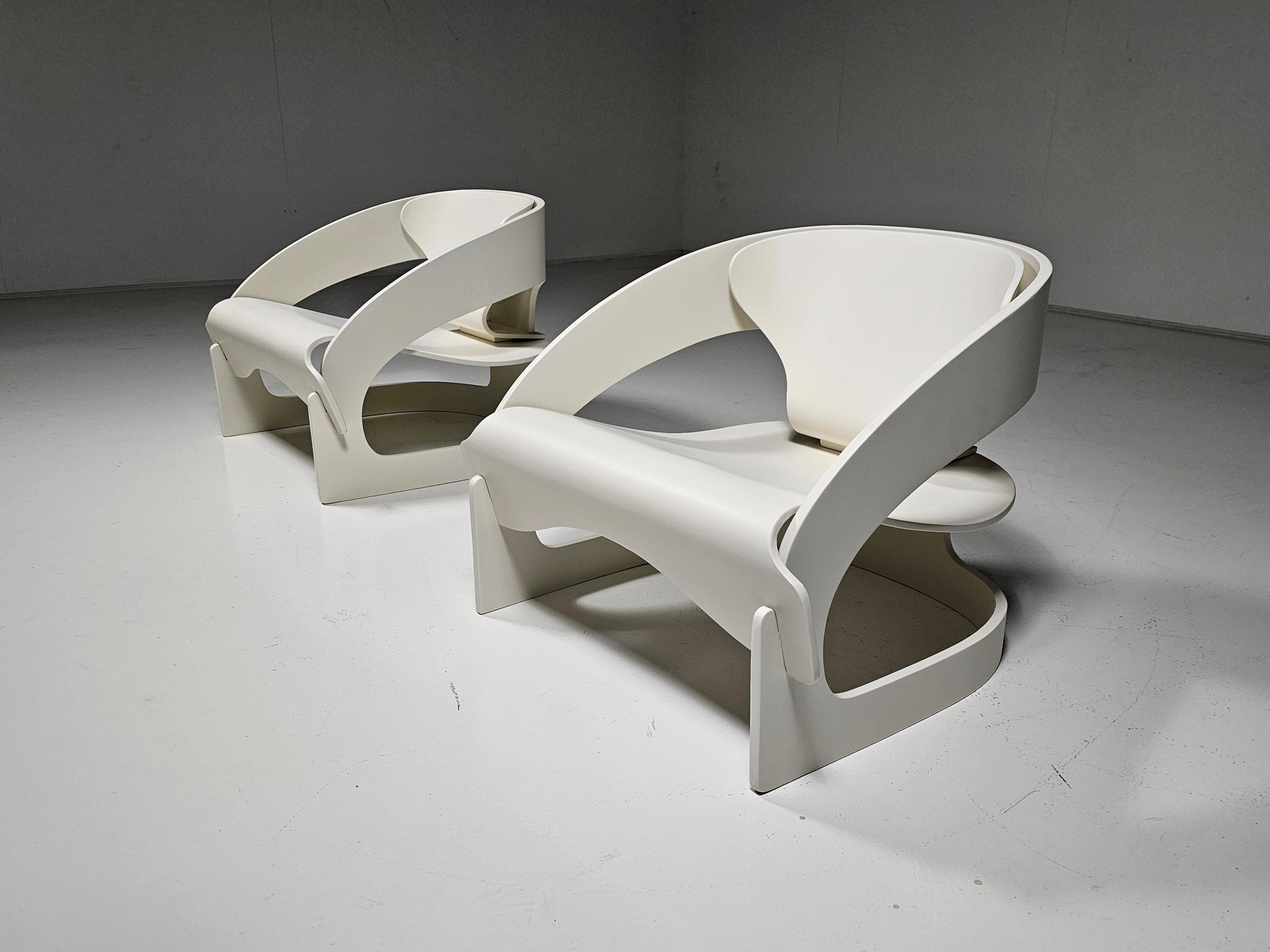 European Pair of '4801' cream colored lounge chairs by Joe Colombo for Kartell, 1960s For Sale