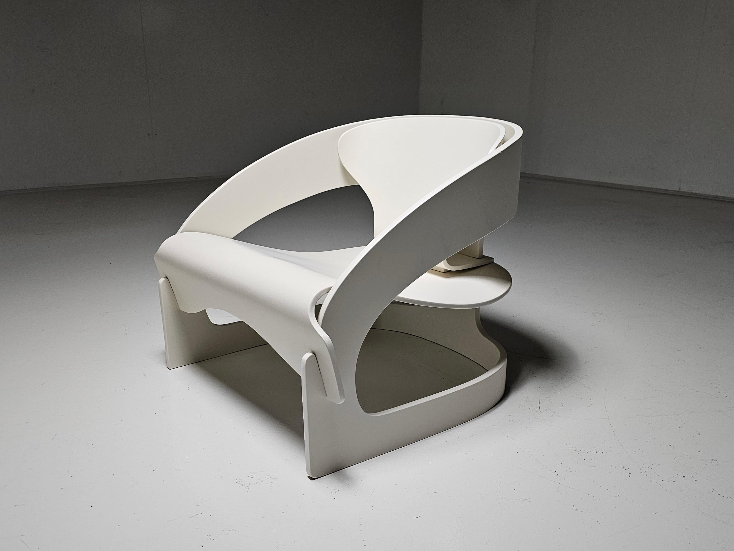 Plywood Pair of '4801' cream colored lounge chairs by Joe Colombo for Kartell, 1960s For Sale