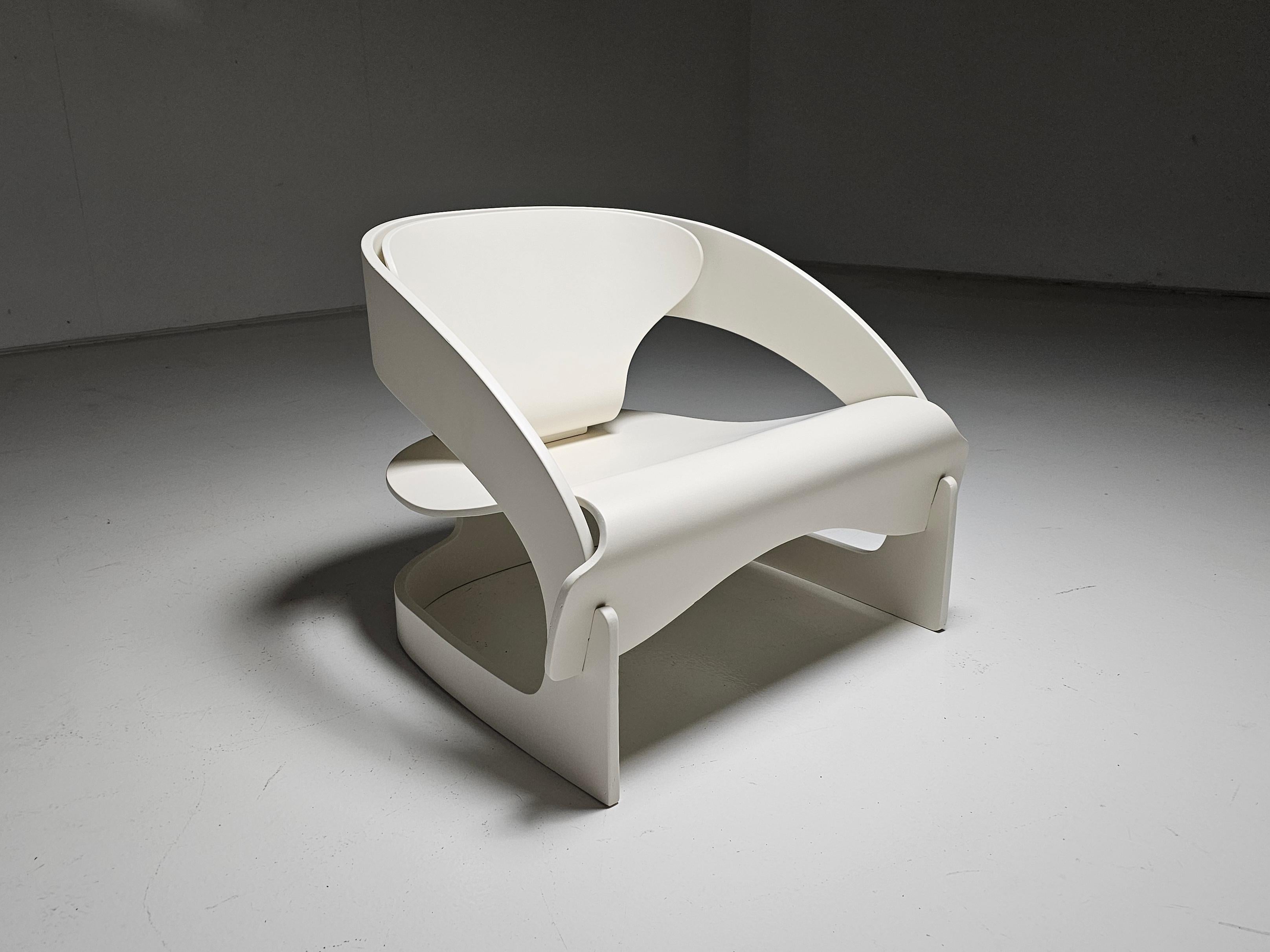 Pair of '4801' cream colored lounge chairs by Joe Colombo for Kartell, 1960s For Sale 2