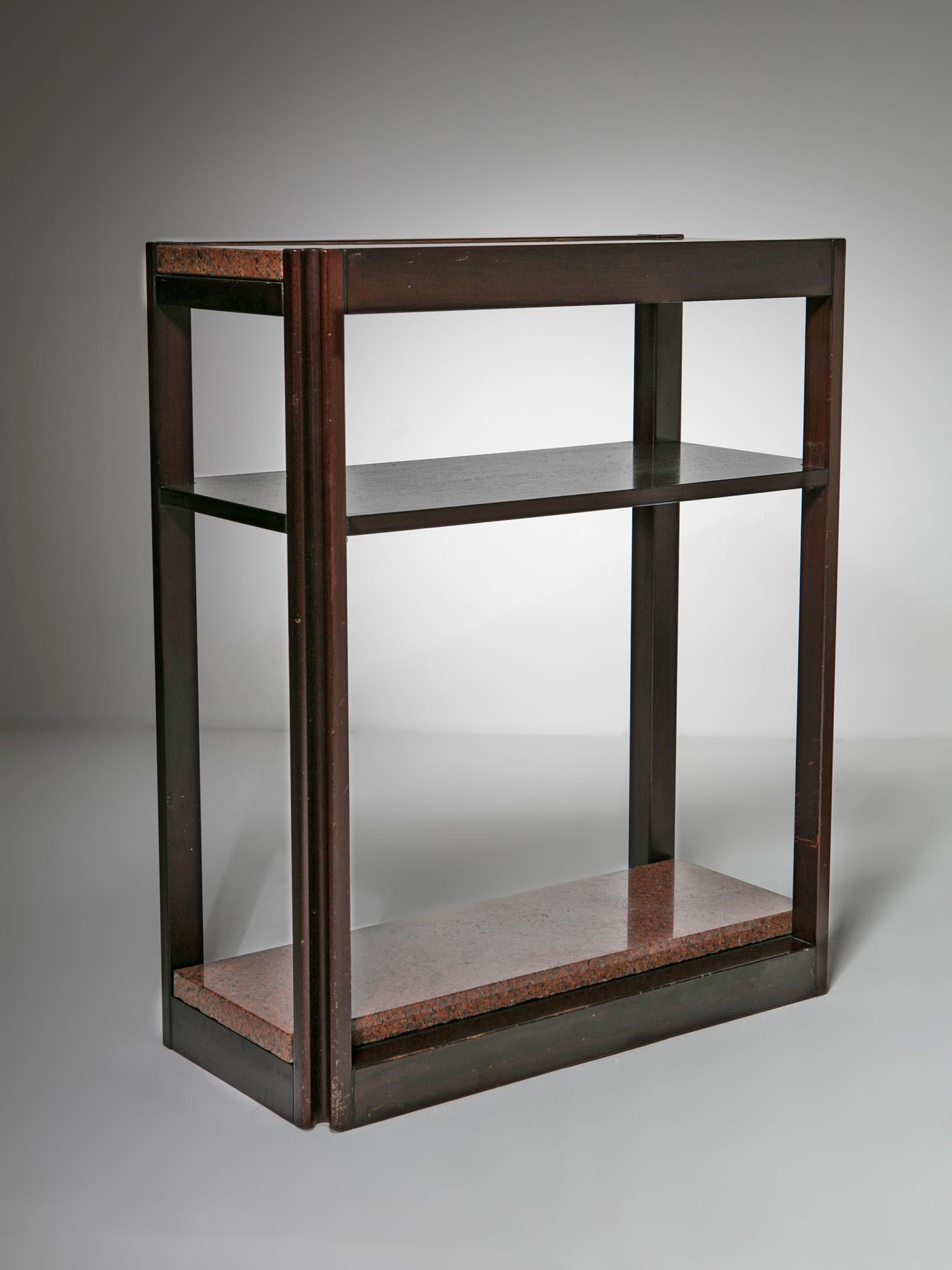 Satz von zwei Möbelstücken Modell 4D von Angelo Mangiarotti für Molteni.
Hohe Tafel und niedriger Tisch mit roten Marmorplatten. 
Die Größe bezieht sich auf das niedrige Stück, das hohe Stück misst 75 x 35 x H. 90 cm.