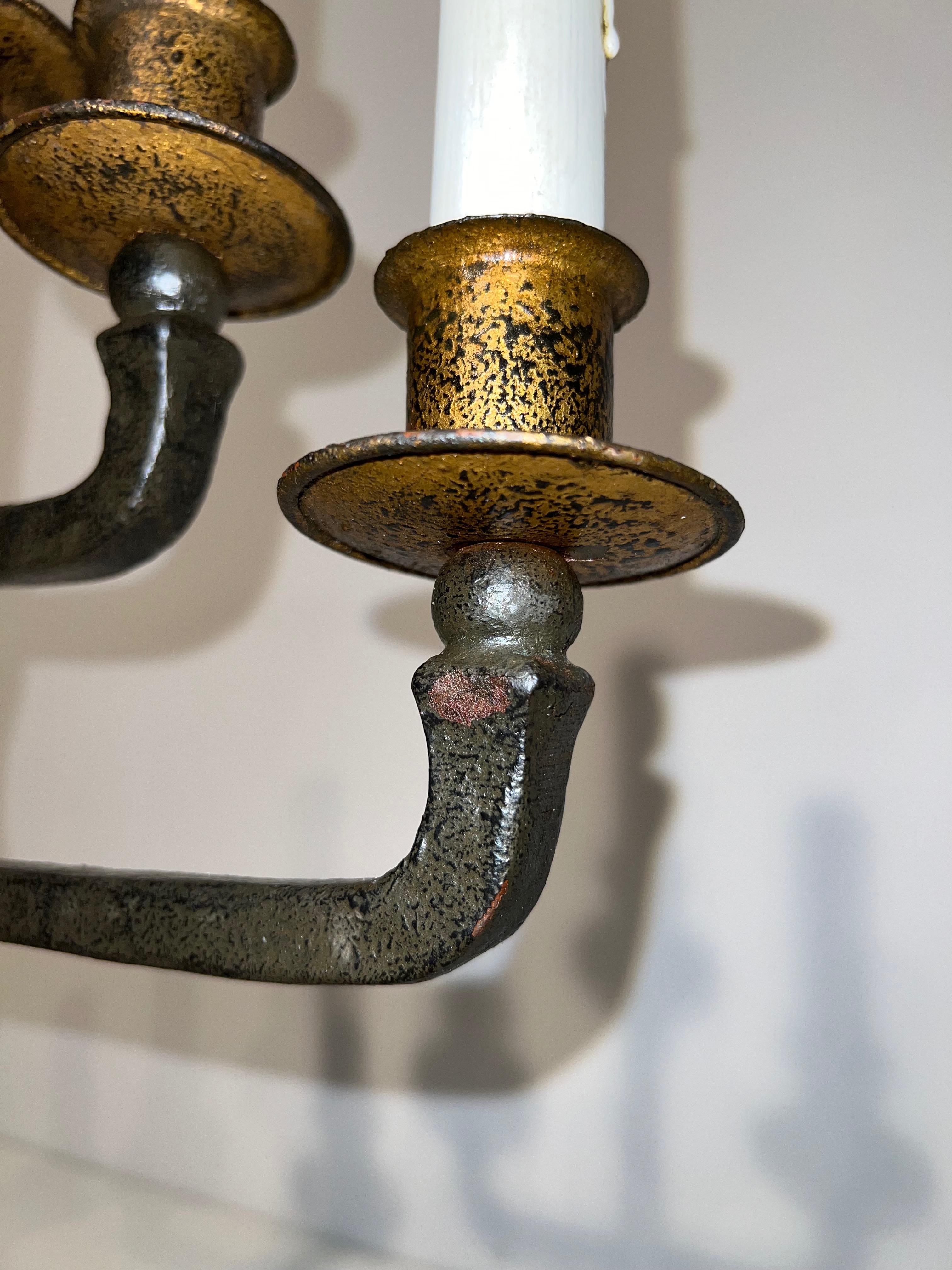 Coppia di candelabri in ferro battuto a 5 bracci in vendita 3