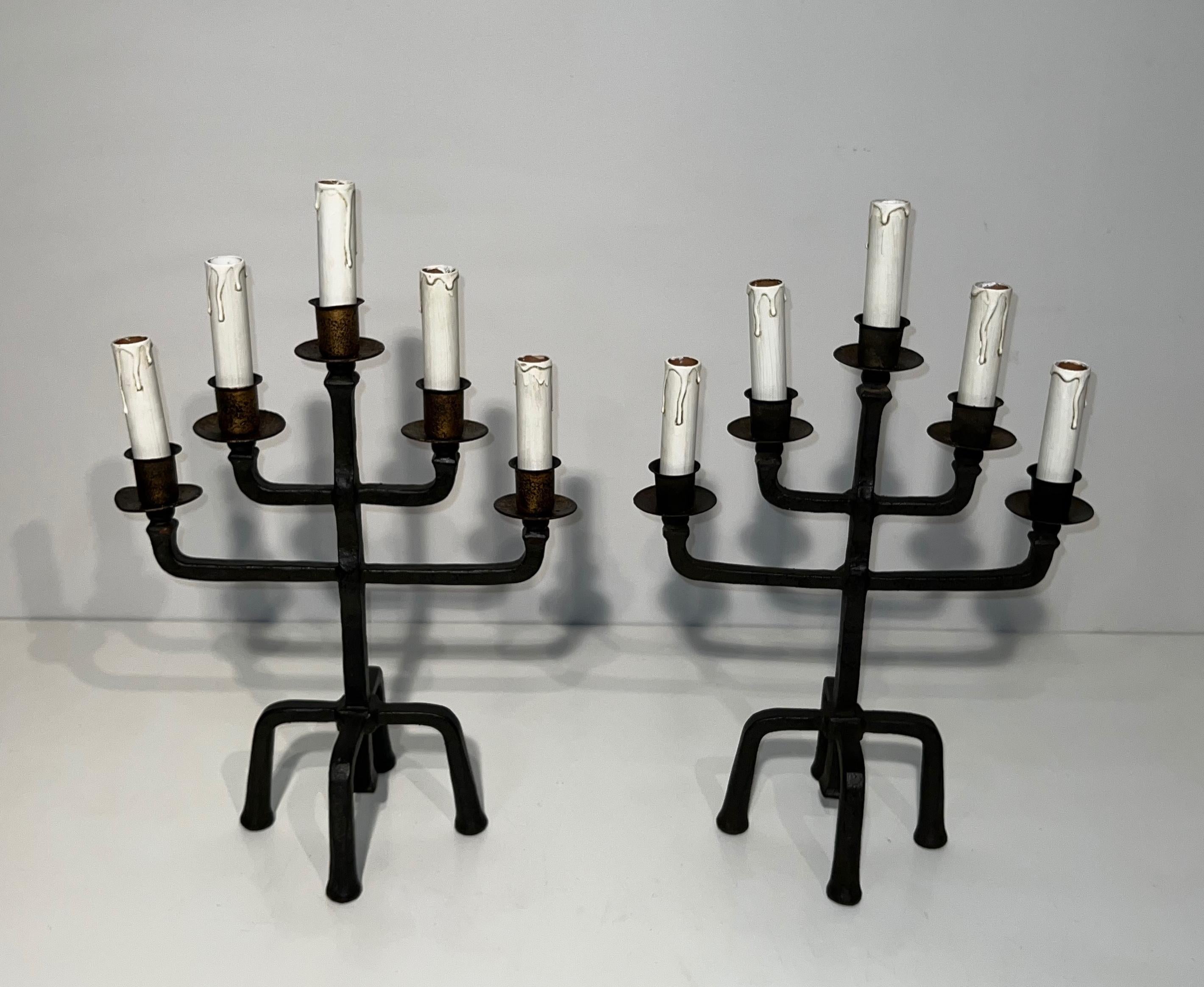 Coppia di candelabri in ferro battuto a 5 bracci in vendita 5