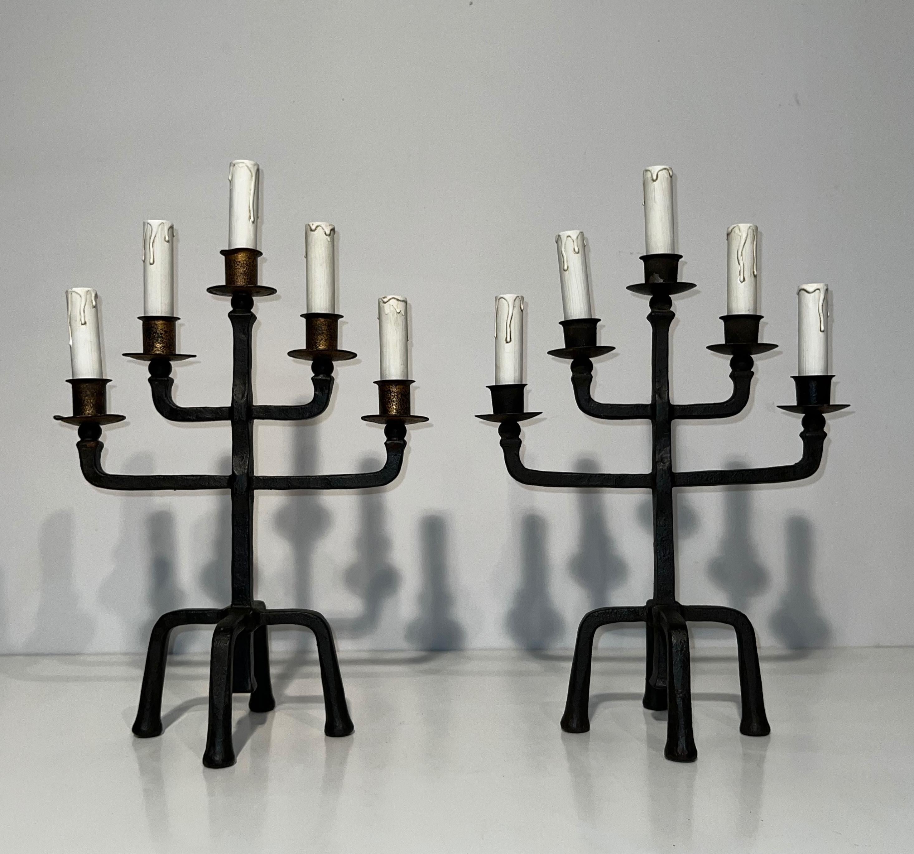 Coppia di candelabri in ferro battuto a 5 bracci in vendita 6
