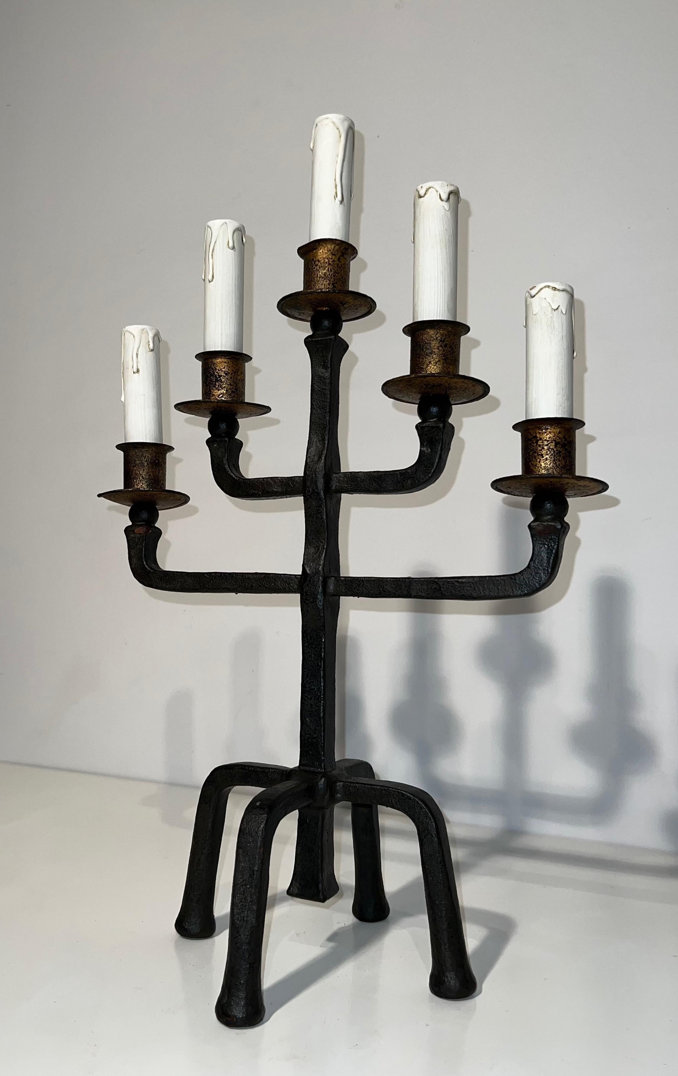 Coppia di candelabri in ferro battuto a 5 bracci in vendita 7