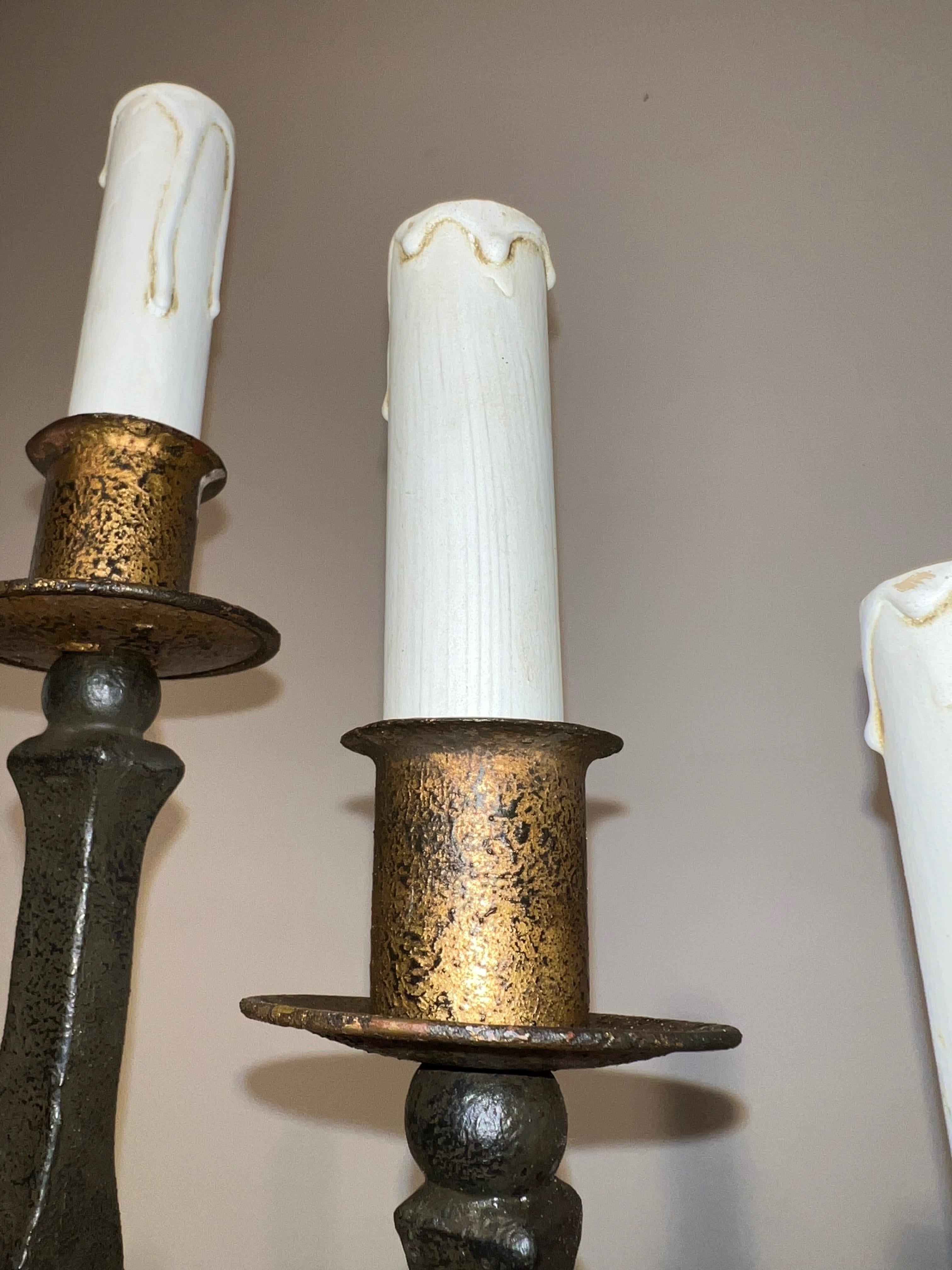 Coppia di candelabri in ferro battuto a 5 bracci in vendita 8