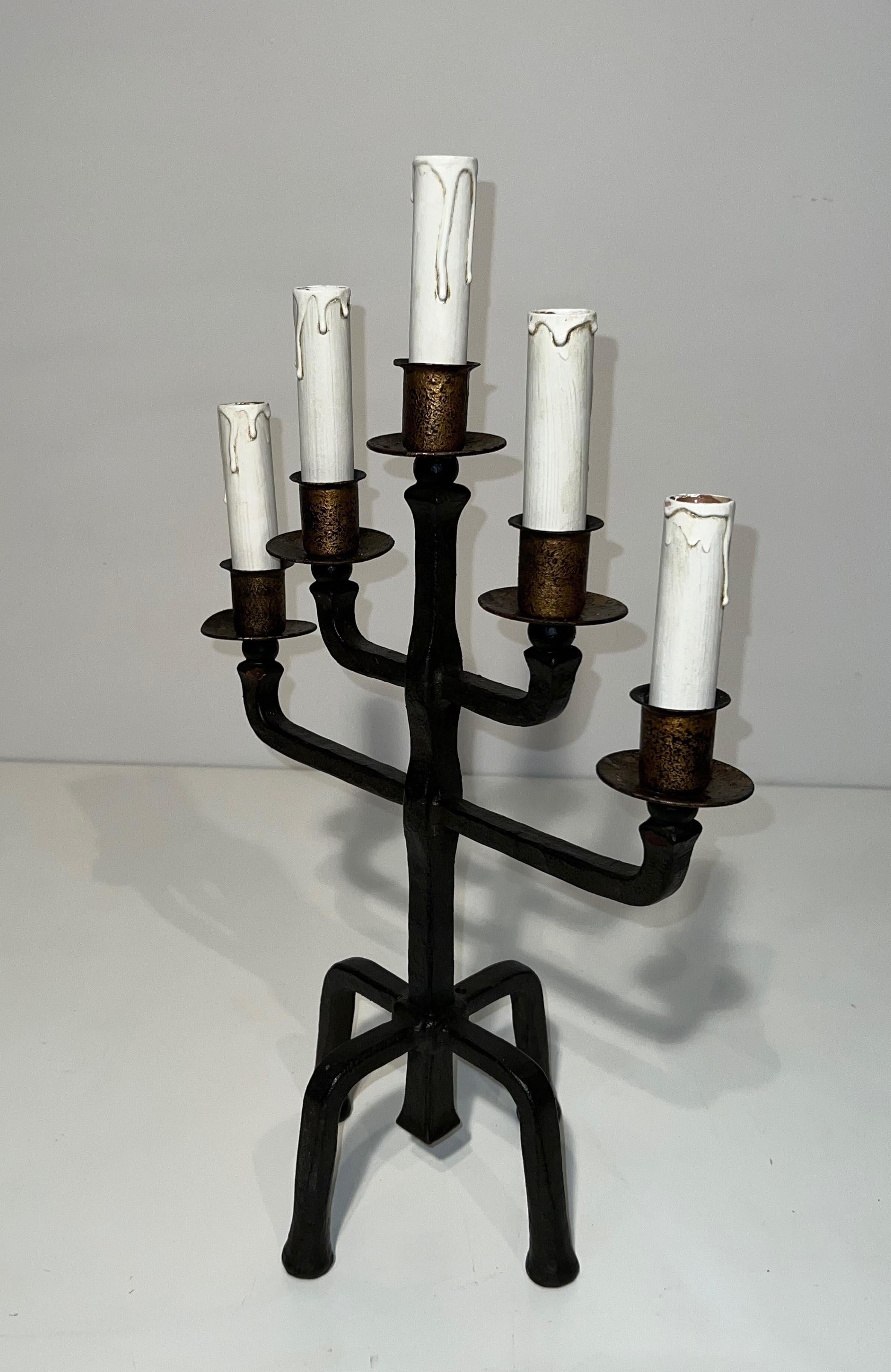 Coppia di candelabri in ferro battuto a 5 bracci in vendita 10