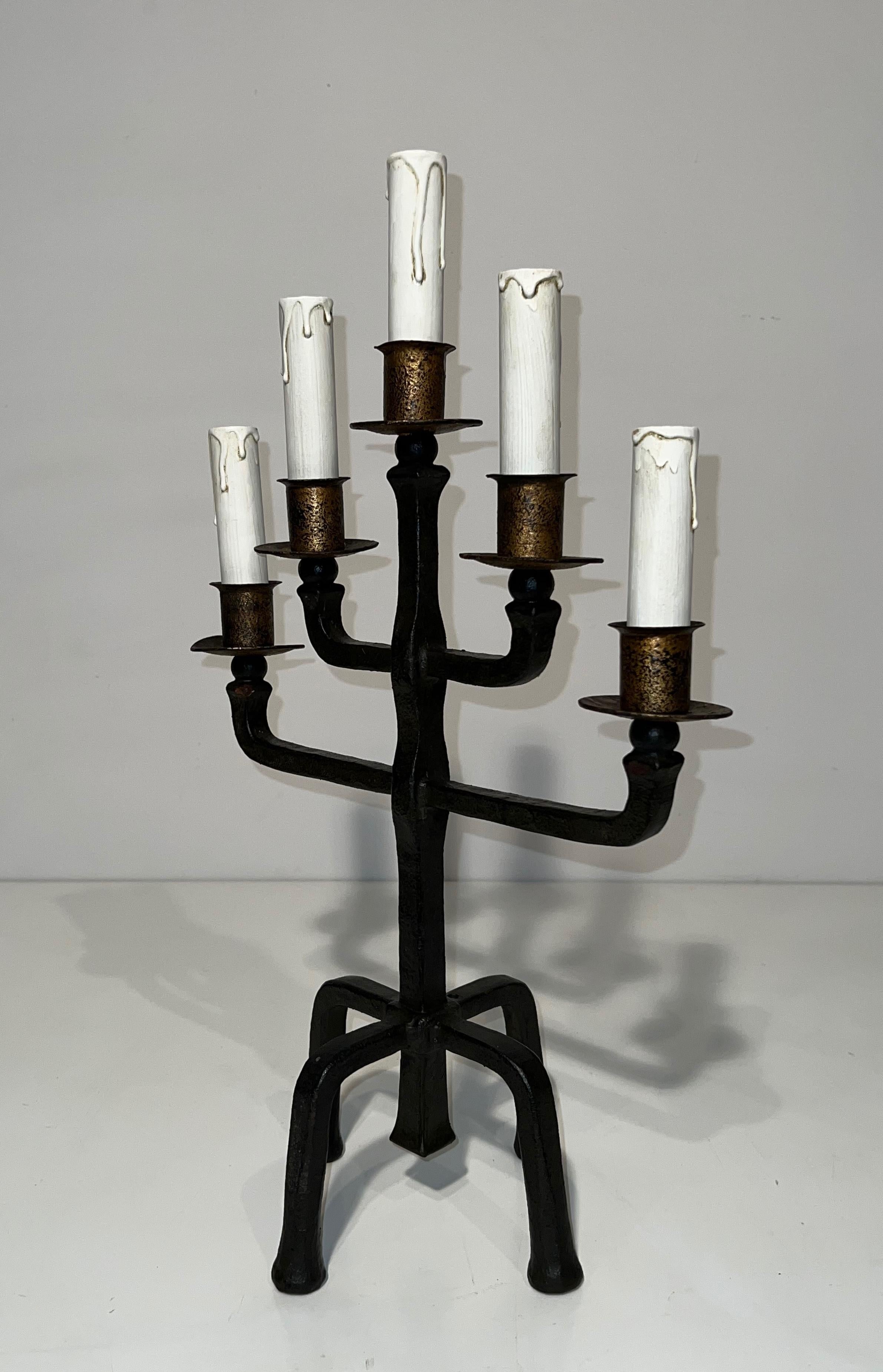 Coppia di candelabri in ferro battuto a 5 bracci in vendita 11