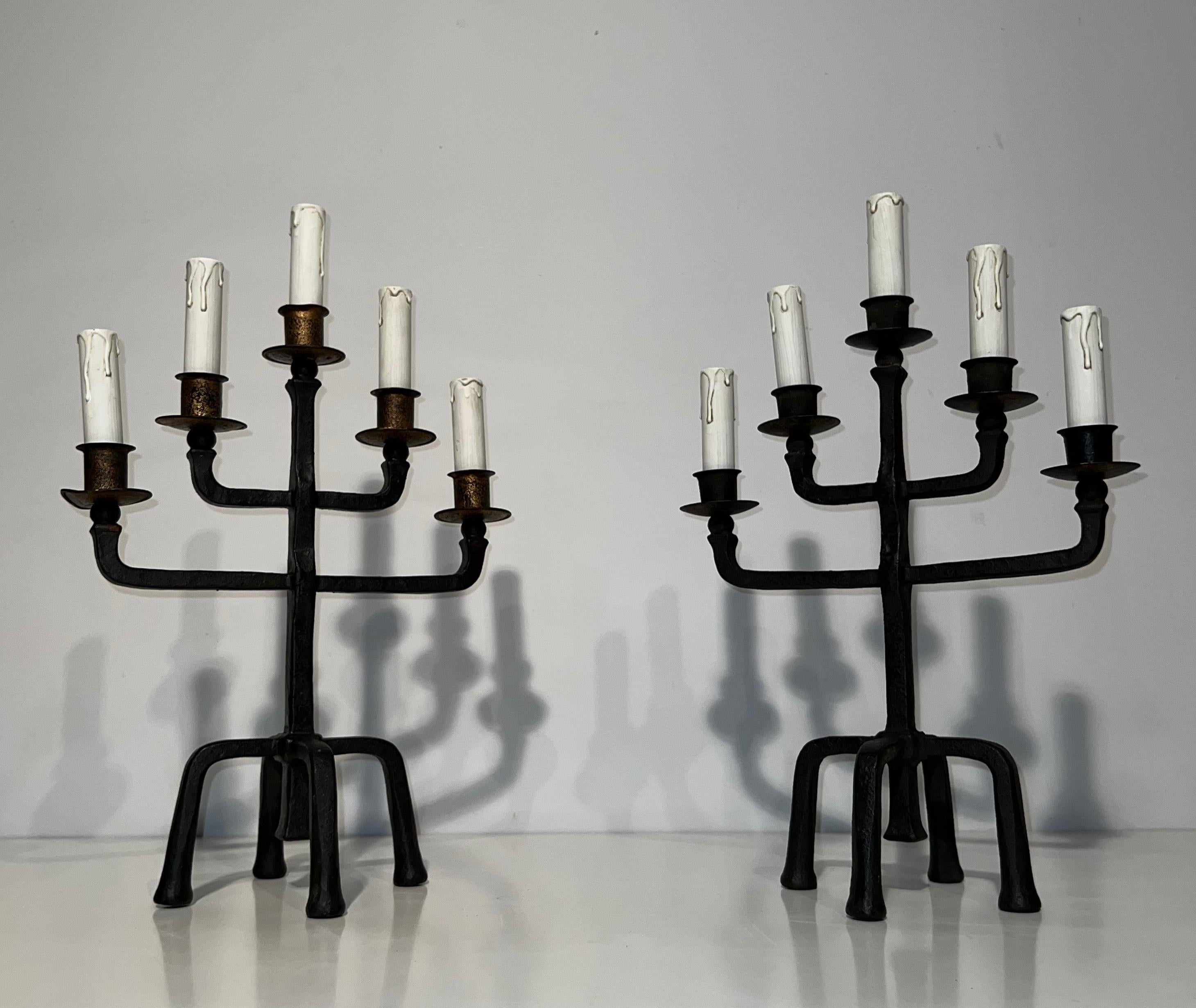 Coppia di candelabri in ferro battuto a 5 bracci in vendita 12