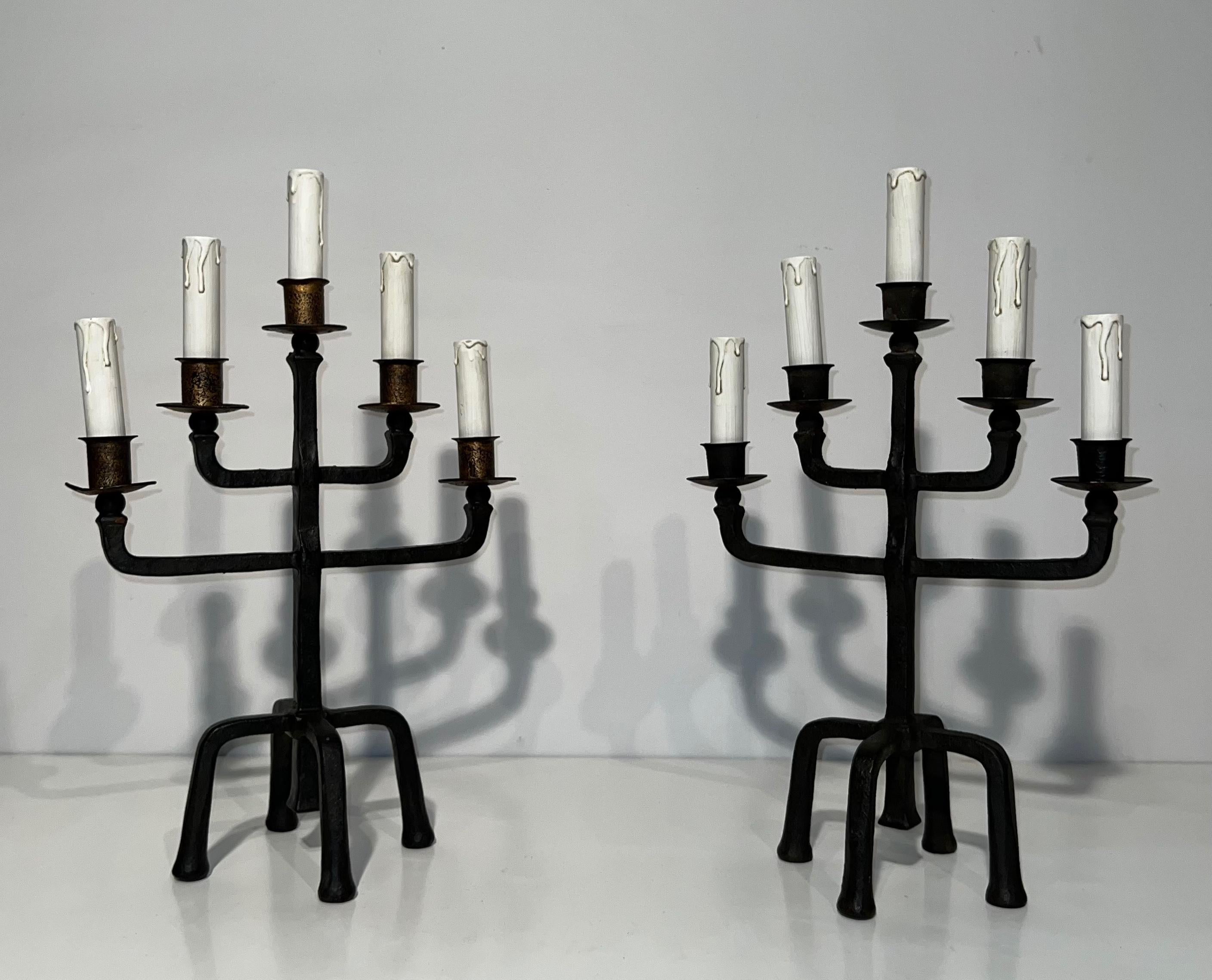 Coppia di candelabri in ferro battuto a 5 bracci in vendita 13