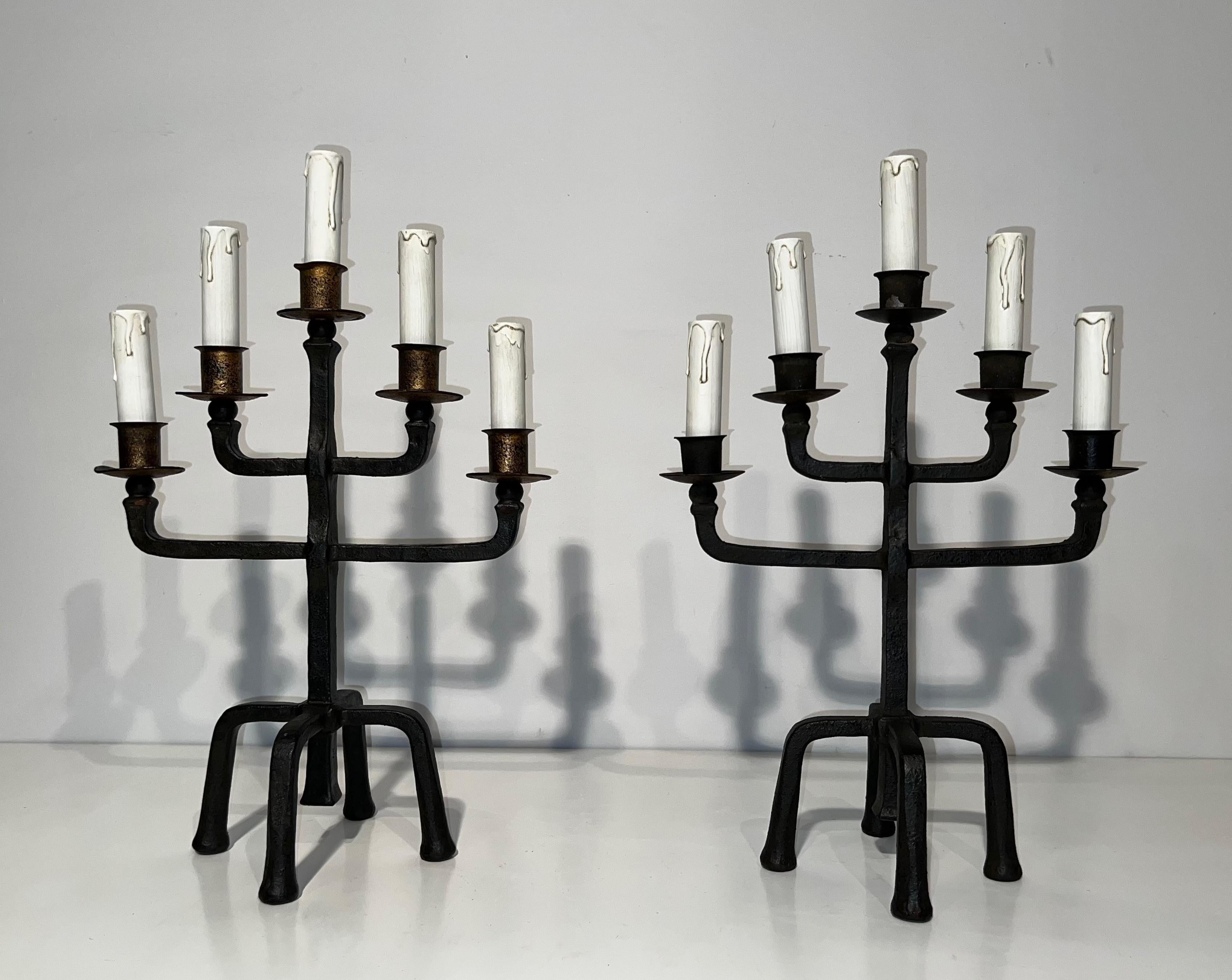 Mid-Century moderno Coppia di candelabri in ferro battuto a 5 bracci in vendita