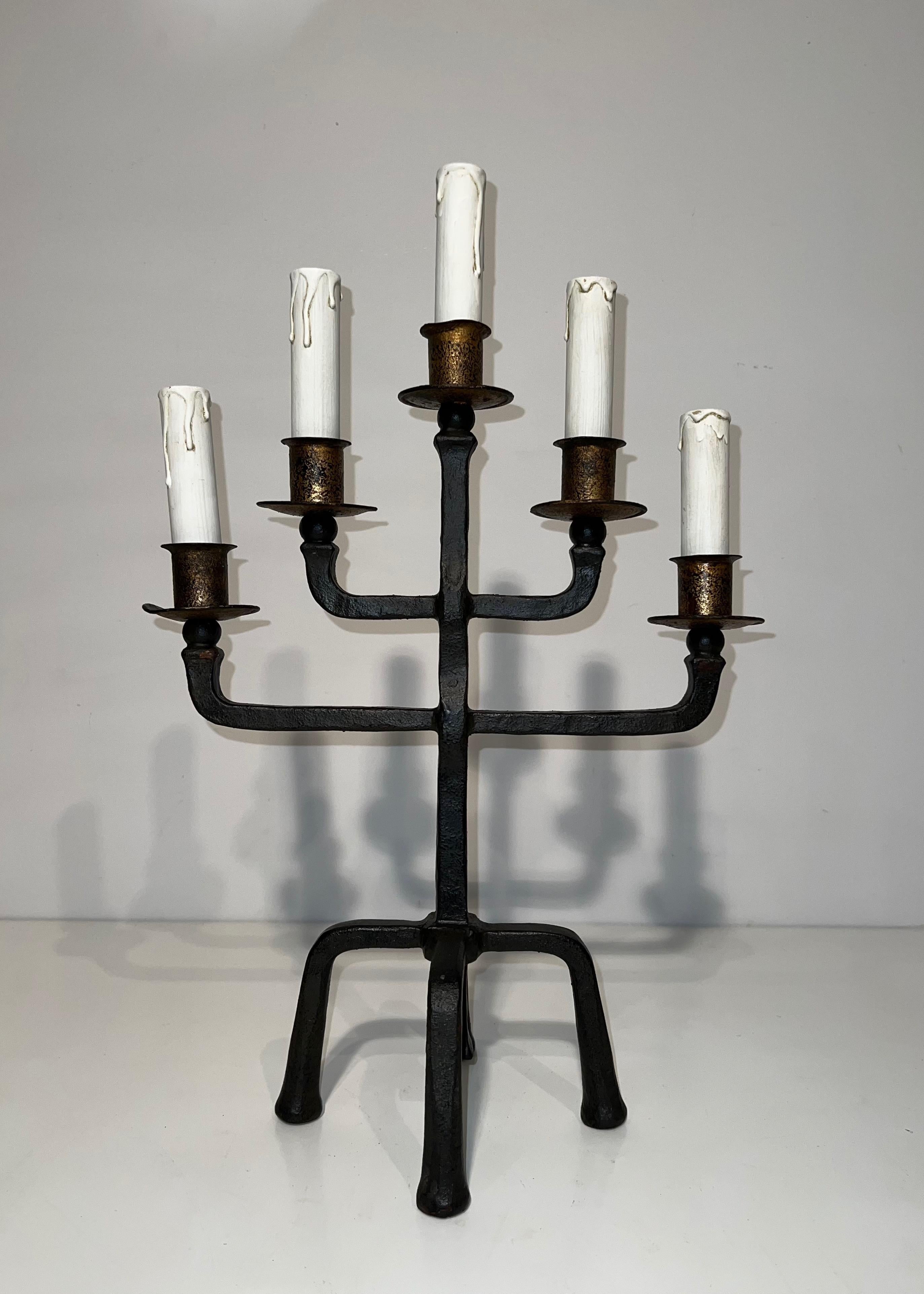 Francese Coppia di candelabri in ferro battuto a 5 bracci in vendita
