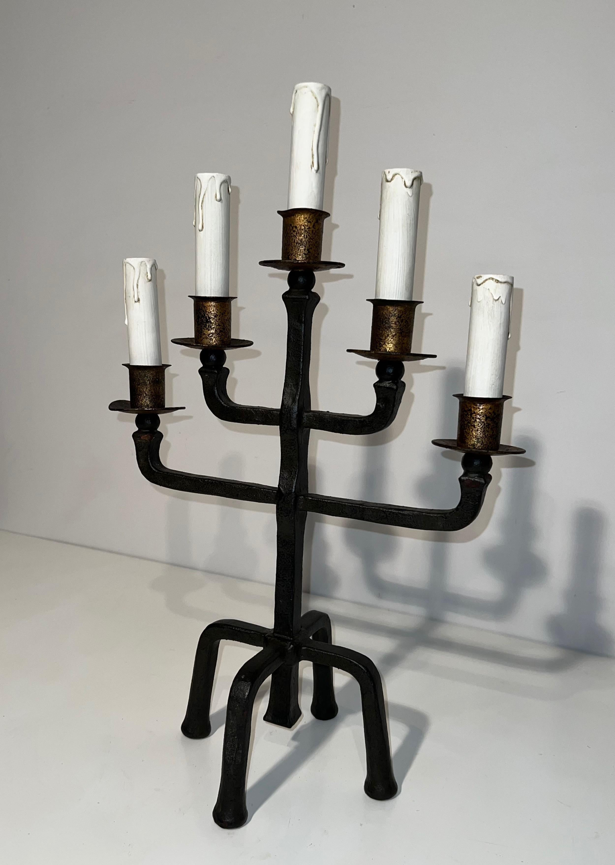 Coppia di candelabri in ferro battuto a 5 bracci In condizioni buone in vendita a Marcq-en-Barœul, Hauts-de-France