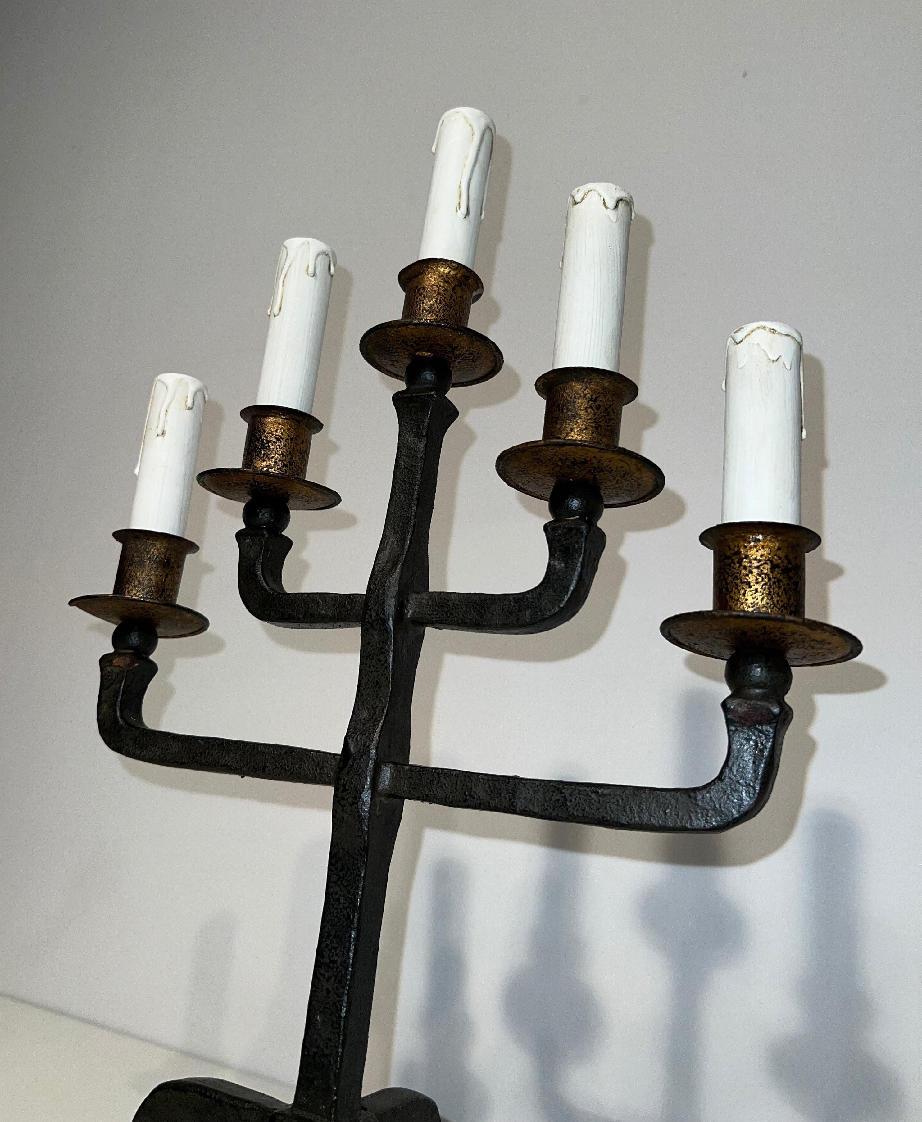 Metà XX secolo Coppia di candelabri in ferro battuto a 5 bracci in vendita