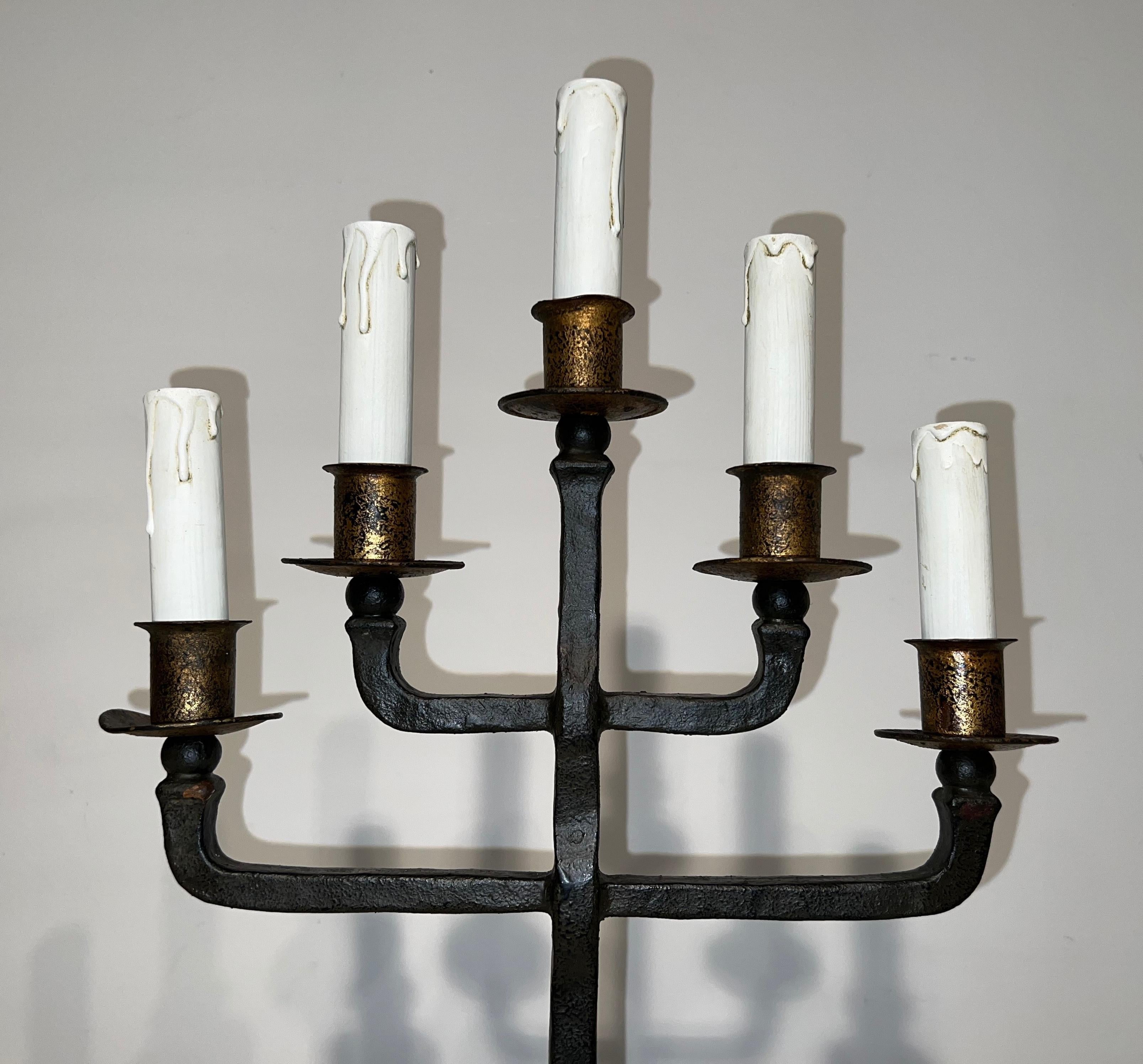 Ferro battuto Coppia di candelabri in ferro battuto a 5 bracci in vendita