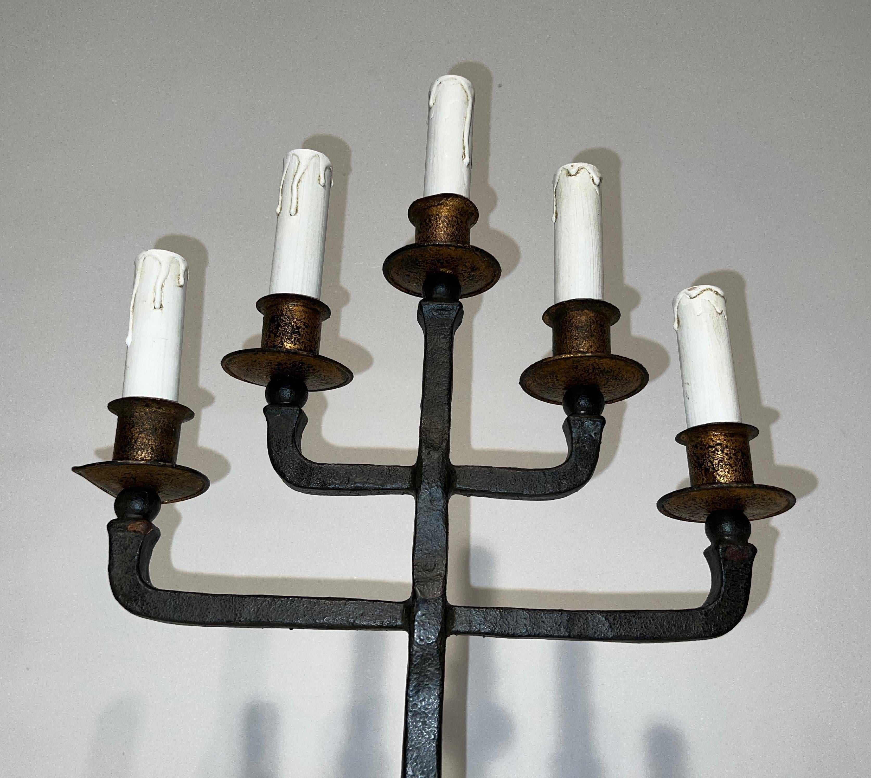 Coppia di candelabri in ferro battuto a 5 bracci in vendita 1