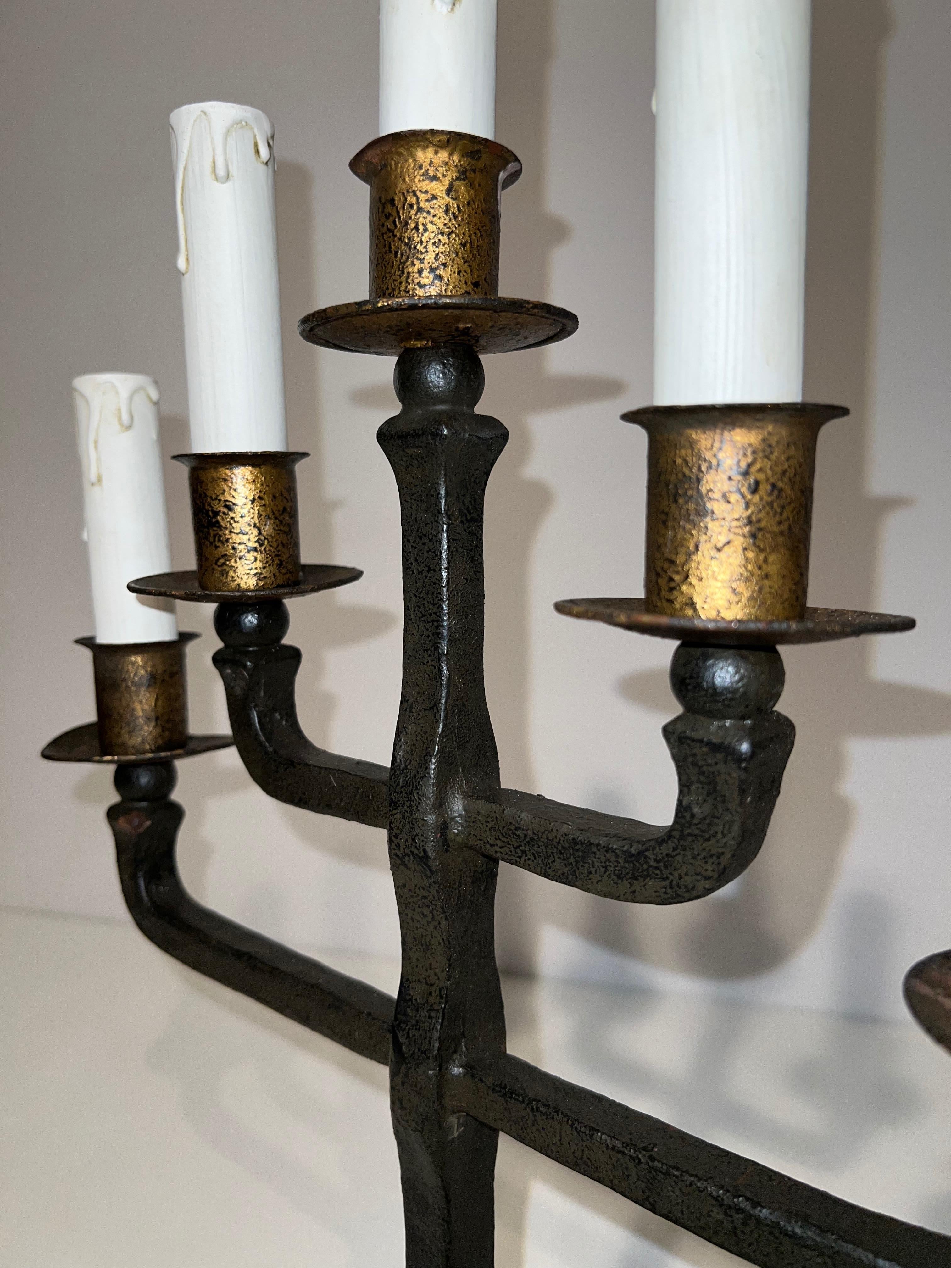 Coppia di candelabri in ferro battuto a 5 bracci in vendita 2
