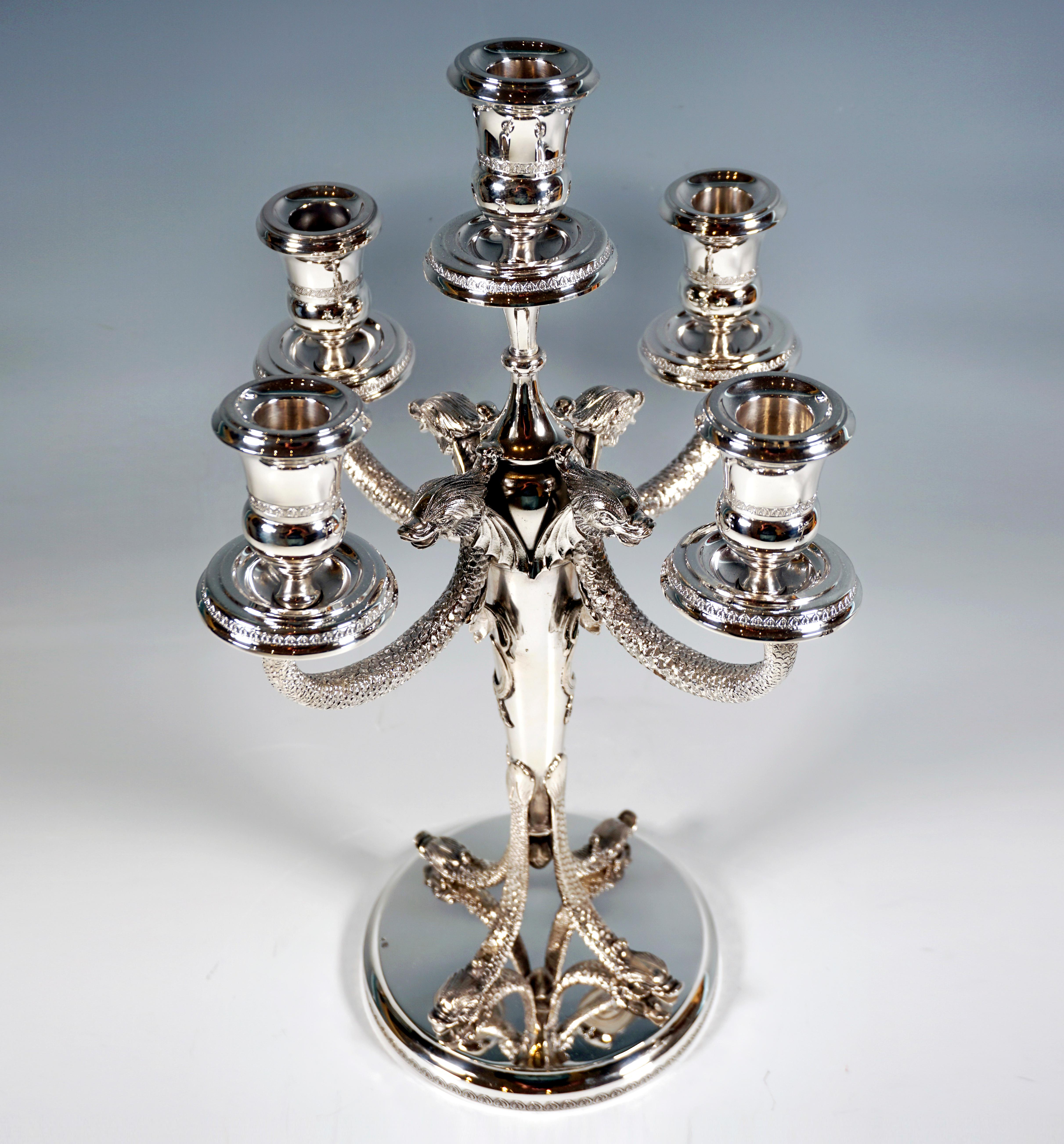 Pareja de candelabros de plata de 5 llamas con brazos de delfín, Bélgica Alrededor de 1950 Belga en venta