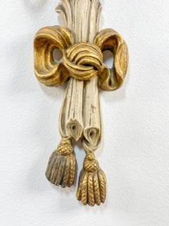 Coppia di applique a 5 luci in legno intagliato e dorato in stile Luigi XVI di Maison Jansen