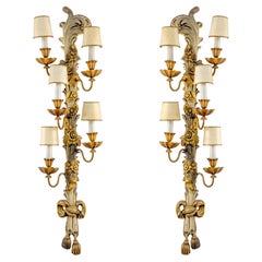 Coppia di applique a 5 luci in legno intagliato e dorato in stile Luigi XVI di Maison Jansen