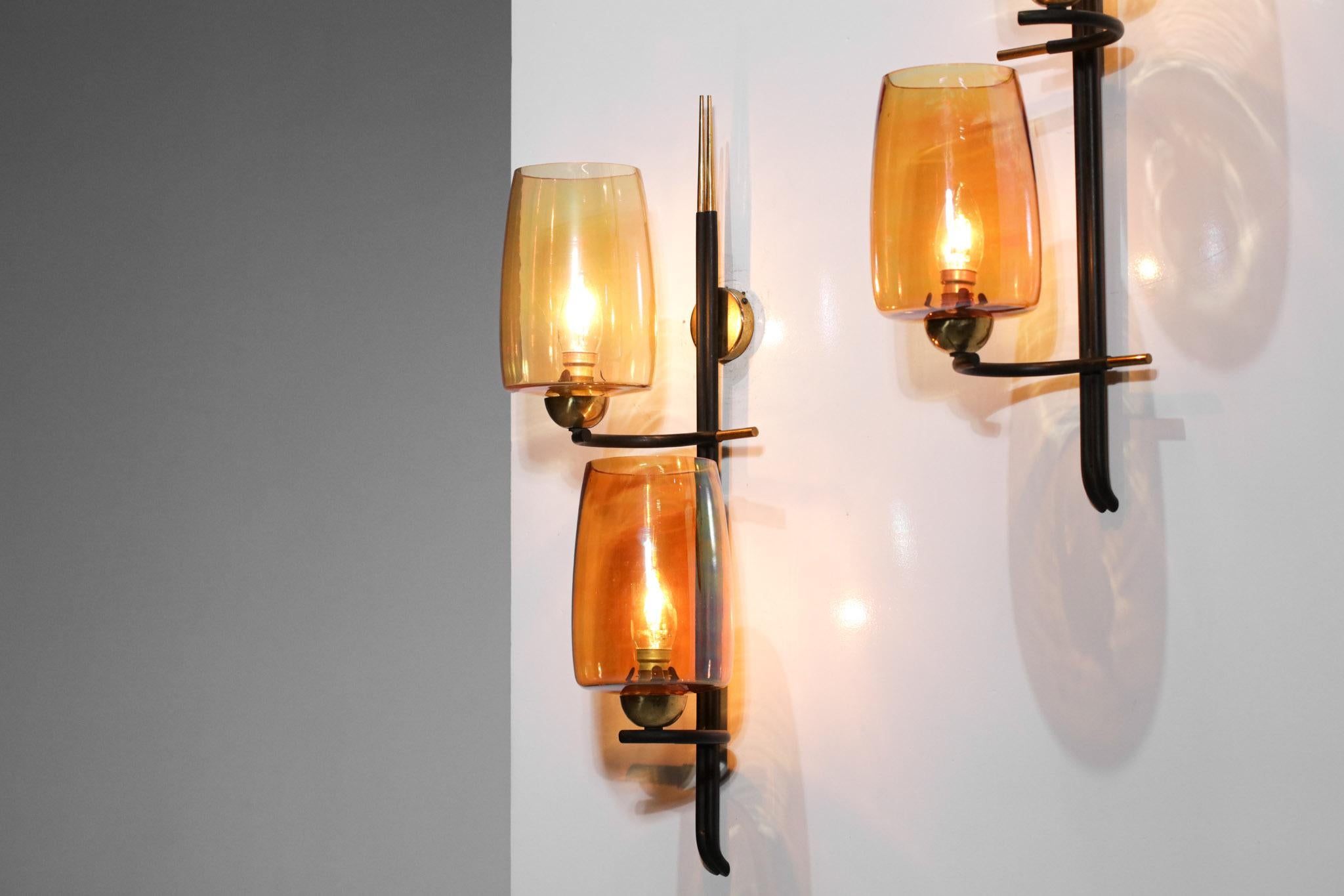 Pair of 50s/60s French Vintage Brass Orange Glass Sconces Wall Lights In Good Condition For Sale In Lyon, FR