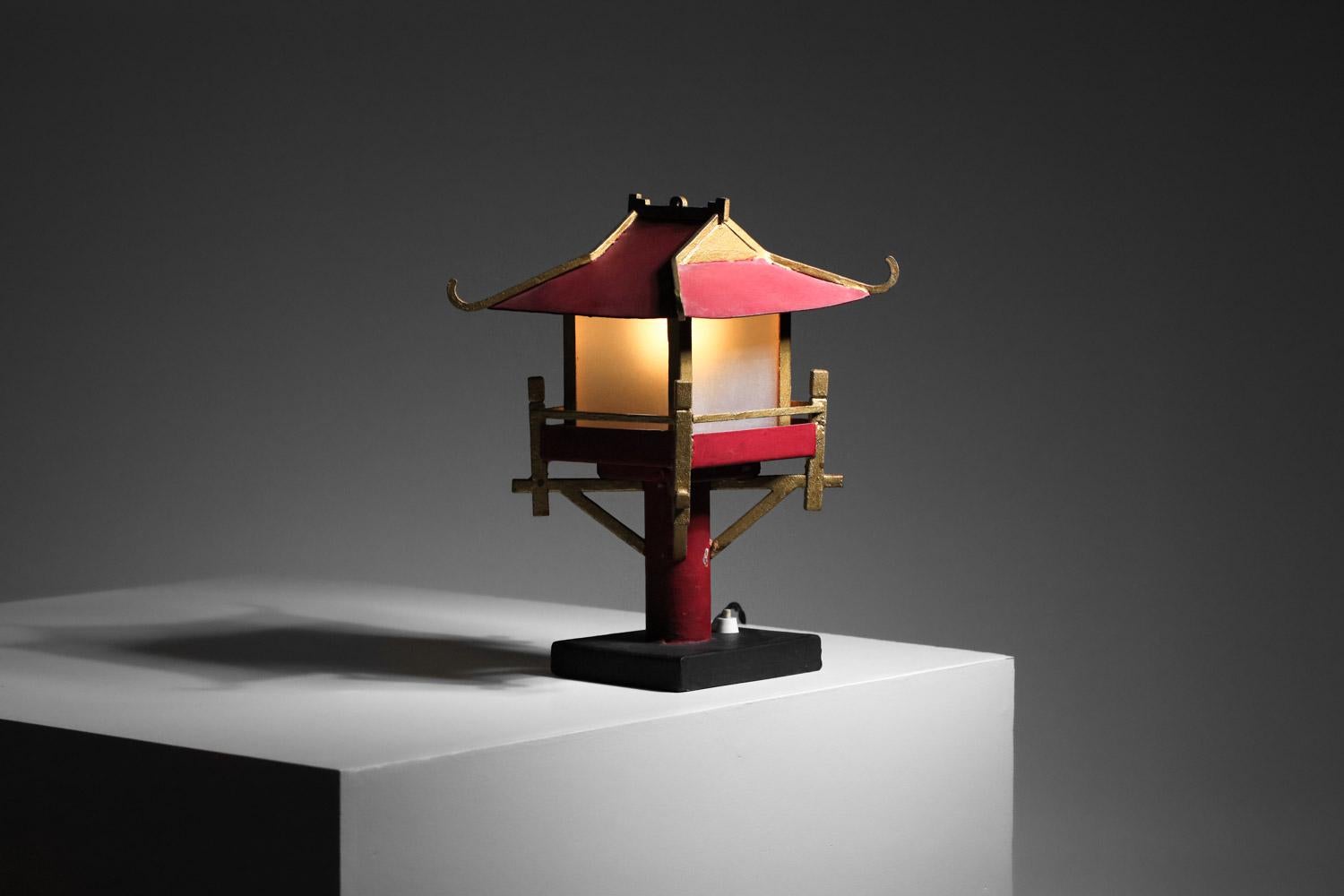 Pair of 50's lamps in the shape of a handcrafted Chinese pagoda In Fair Condition For Sale In Lyon, FR