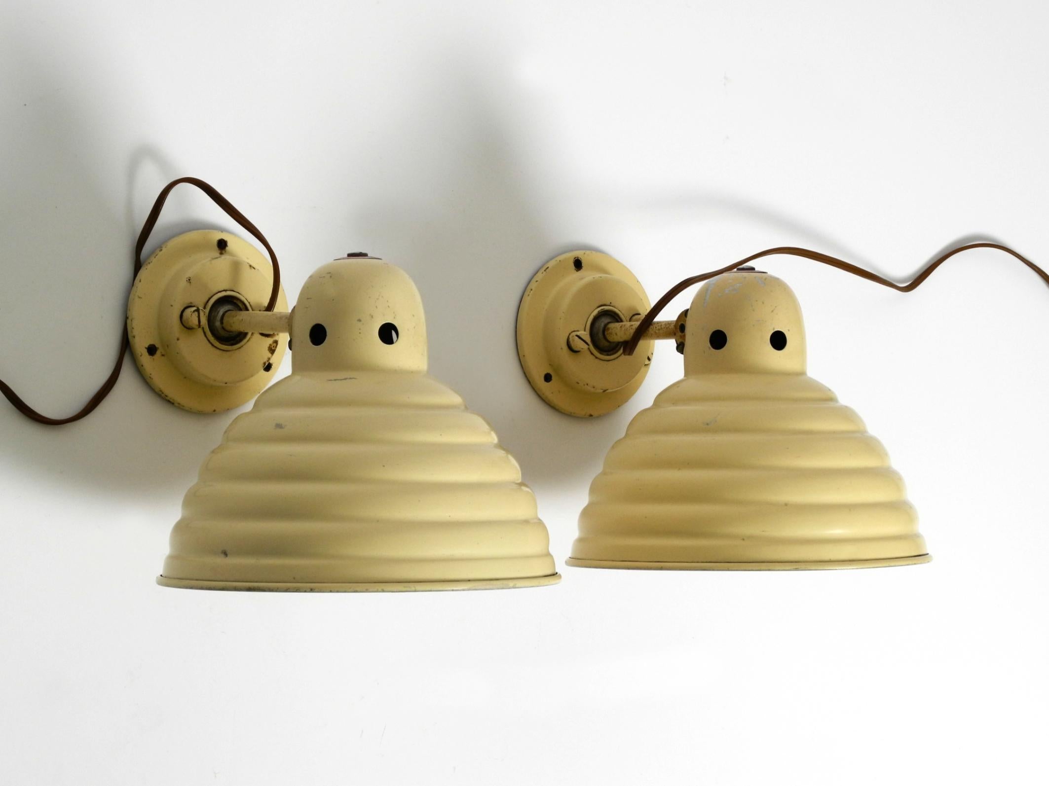 Coppia di grandi lampade industriali da parete o da soffitto originali degli anni '50 in colore beige originale.
Il produttore è Helo Leuchten. Prodotto in Germania. Con l'etichetta originale del produttore sui paralumi.
Grande design industriale