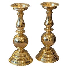 Paire de bougeoirs voluptueux de 51 cm de haut en laiton plaqué or