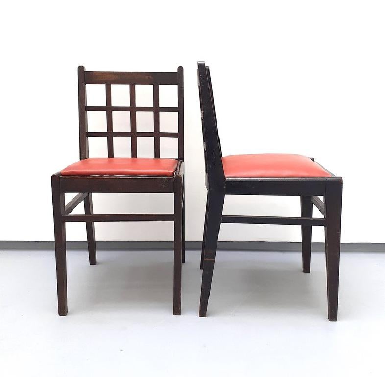 Paar 555 Bleech-Stuhl und roter Skaï-Sitz von René Gabriel, Norma, 1941

René Gabriel (1899 - 1950) ist ein Wegbereiter des französischen Industriedesigns. Er war einer der Ersten, der bereits in den 1930er Jahren preiswerte Massenmöbel entwarf, die