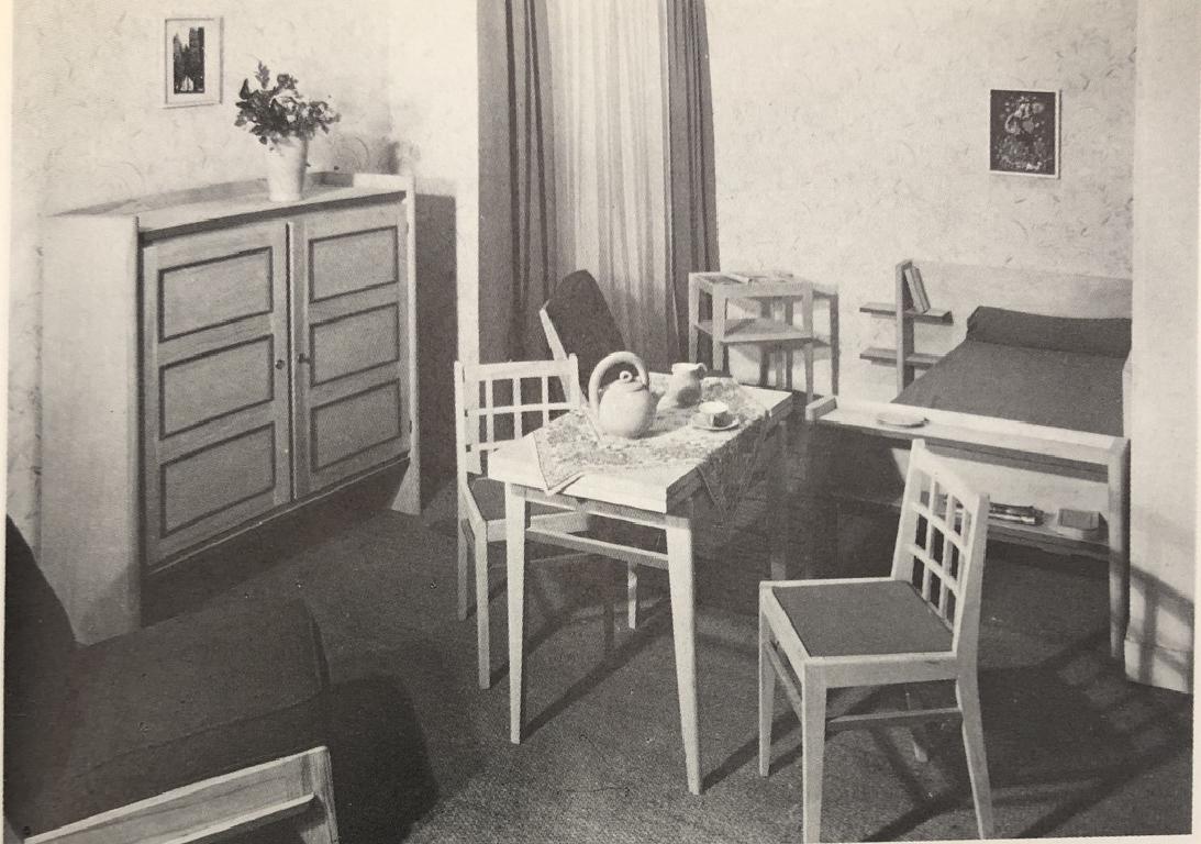 Paar 555 Bleech-Stuhl und roter Skaï-Sitz von René Gabriel, Norma, 1941 (Kunstleder) im Angebot