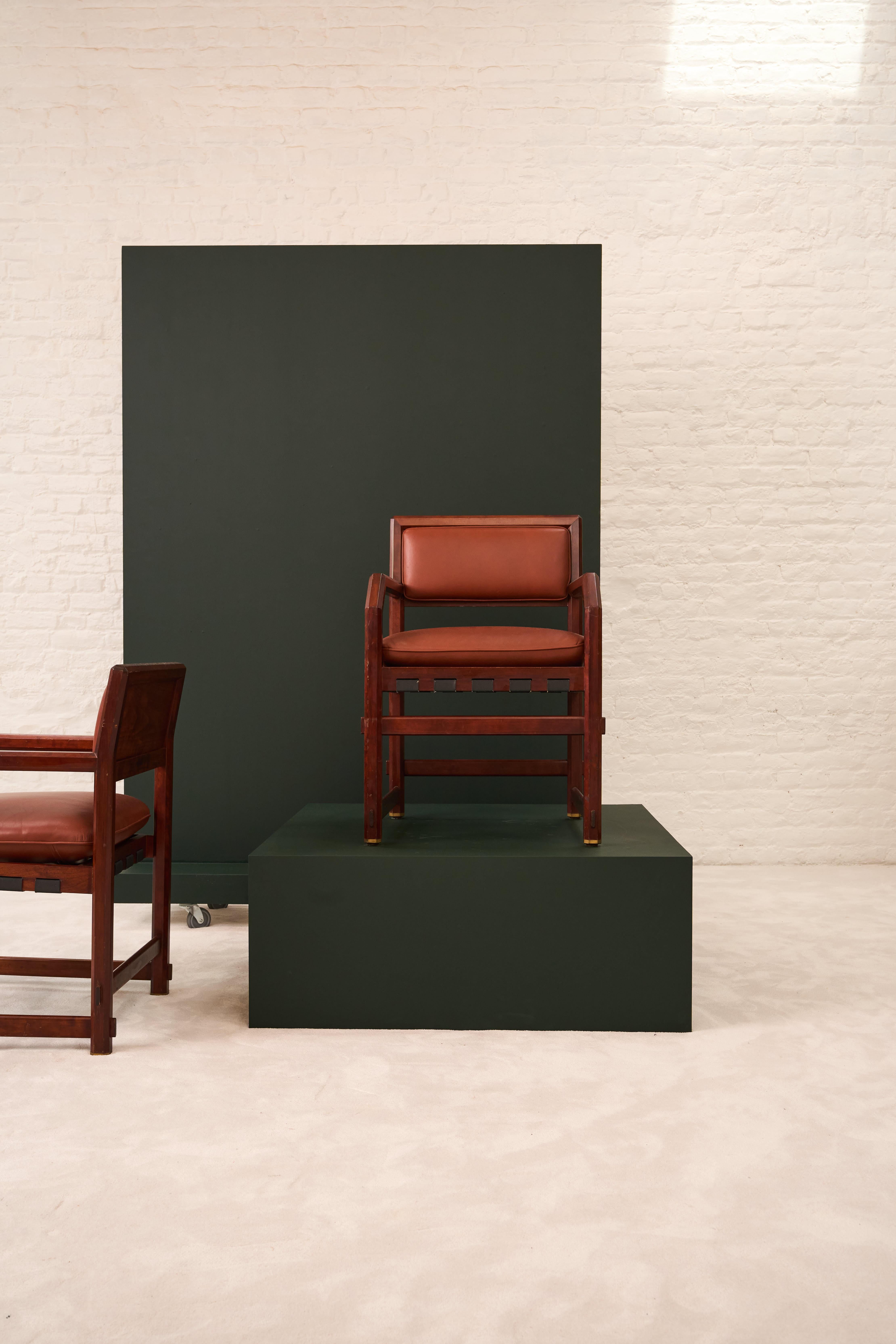 Edward Wormley è stato un designer americano di mobili moderni. Nel 1926 studiò per un breve periodo presso l'Art
Institute of Chicago, ma dovette lasciare dopo tre mandati per problemi finanziari. Nel 1931, quando entrò a far parte di An He
Dunbar