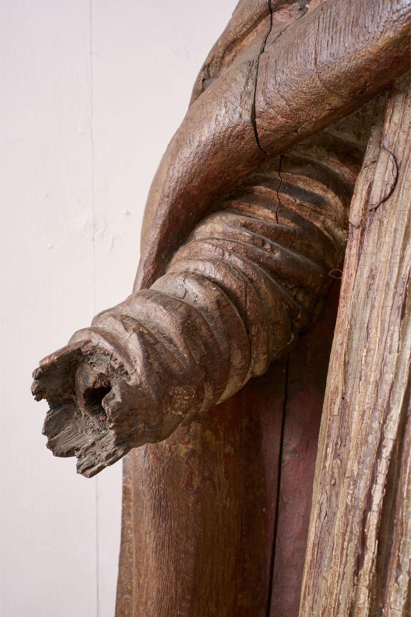 Coppia di vescovi intagliati del XVI secolo, alti 5ft5inch in vendita 5