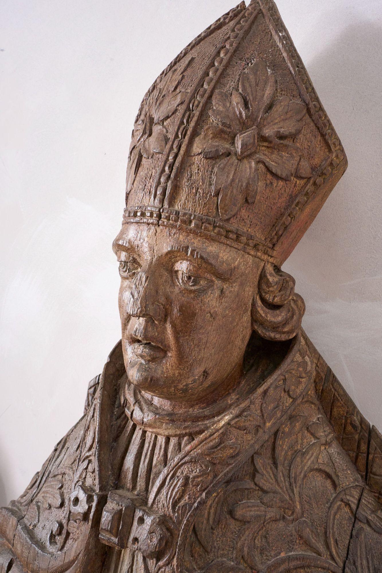 Coppia di vescovi intagliati del XVI secolo, alti 5ft5inch in vendita 7