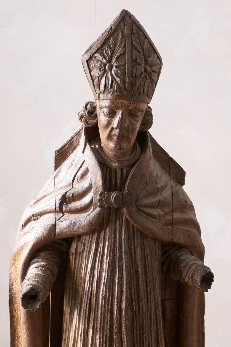Si tratta di un pezzo davvero speciale di arte religiosa antica. Si tratta di una coppia di vescovi in legno intagliato del XVI secolo provenienti dalla regione della Piccardia, in Francia. Questi esemplari sono alti ben 5ft 5inches e sono