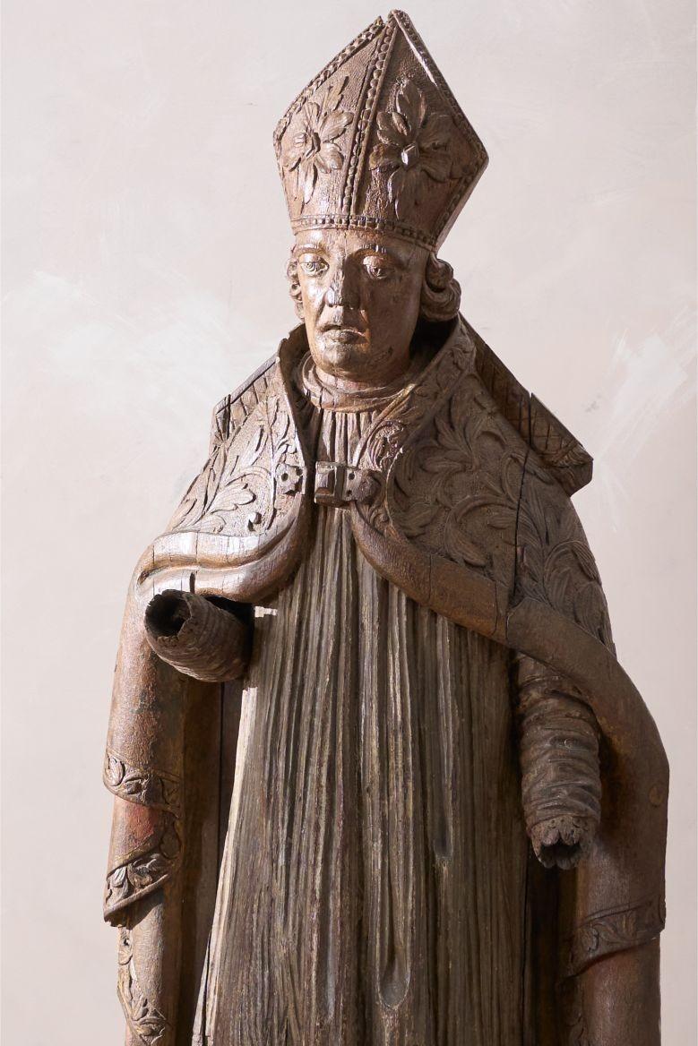 Coppia di vescovi intagliati del XVI secolo, alti 5ft5inch In condizioni buone in vendita a Malton, GB