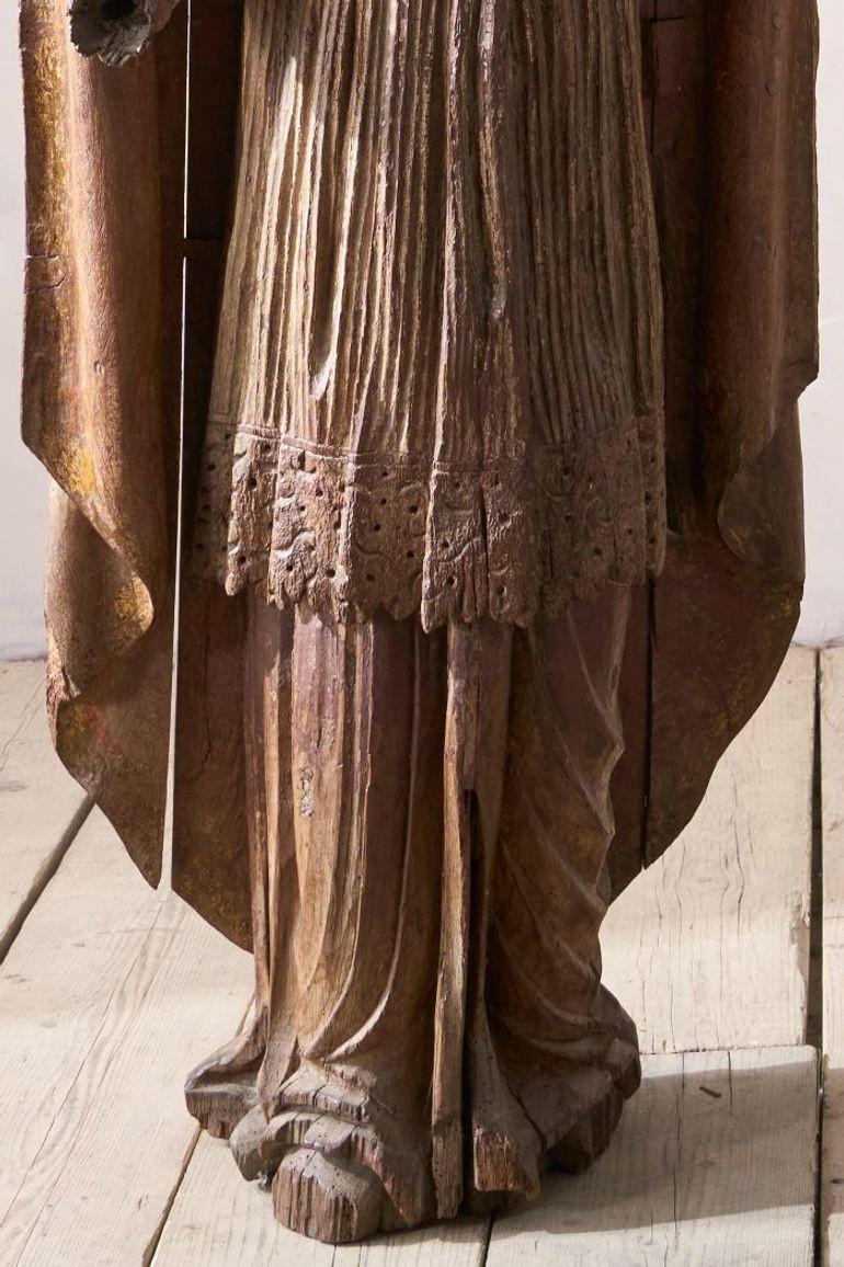 Legno massiccio Coppia di vescovi intagliati del XVI secolo, alti 5ft5inch in vendita