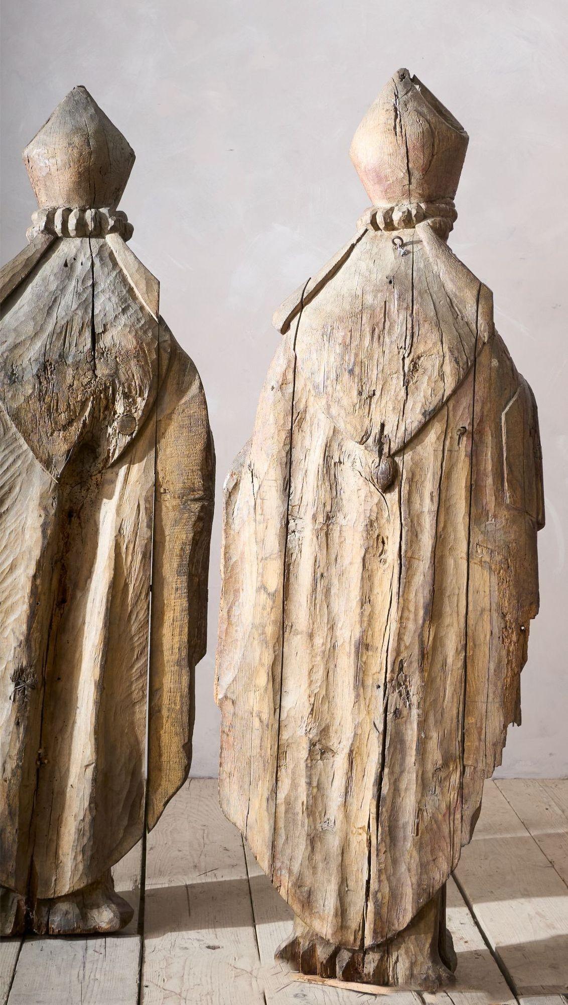 Coppia di vescovi intagliati del XVI secolo, alti 5ft5inch in vendita 1