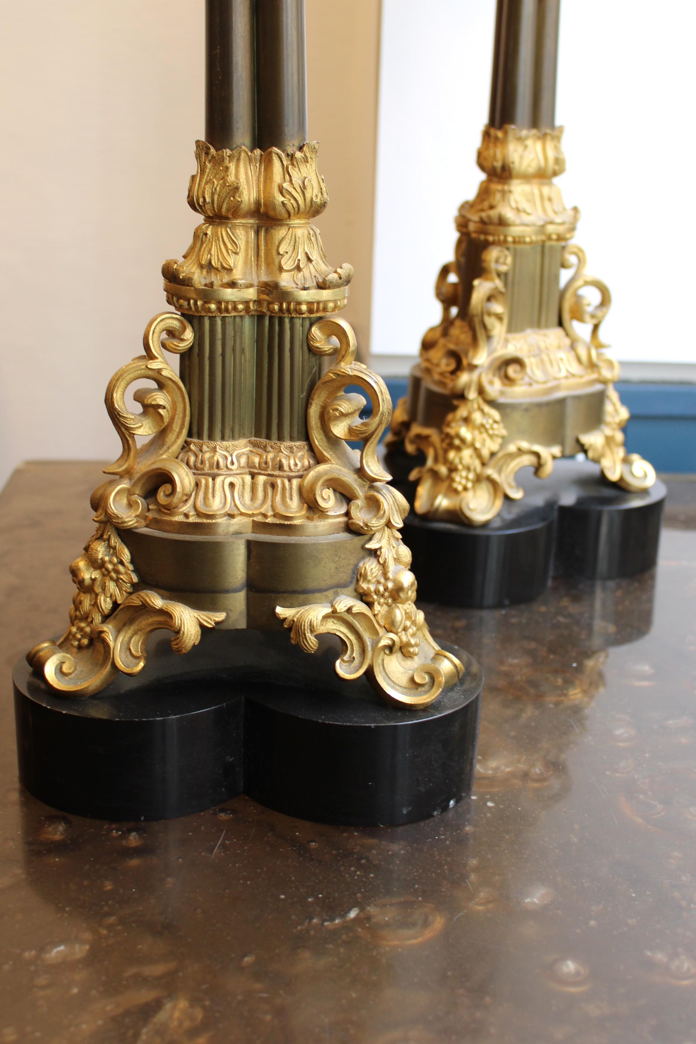 Francese Coppia di candelabri a 6 luci in bronzo dorato, XIX secolo in vendita