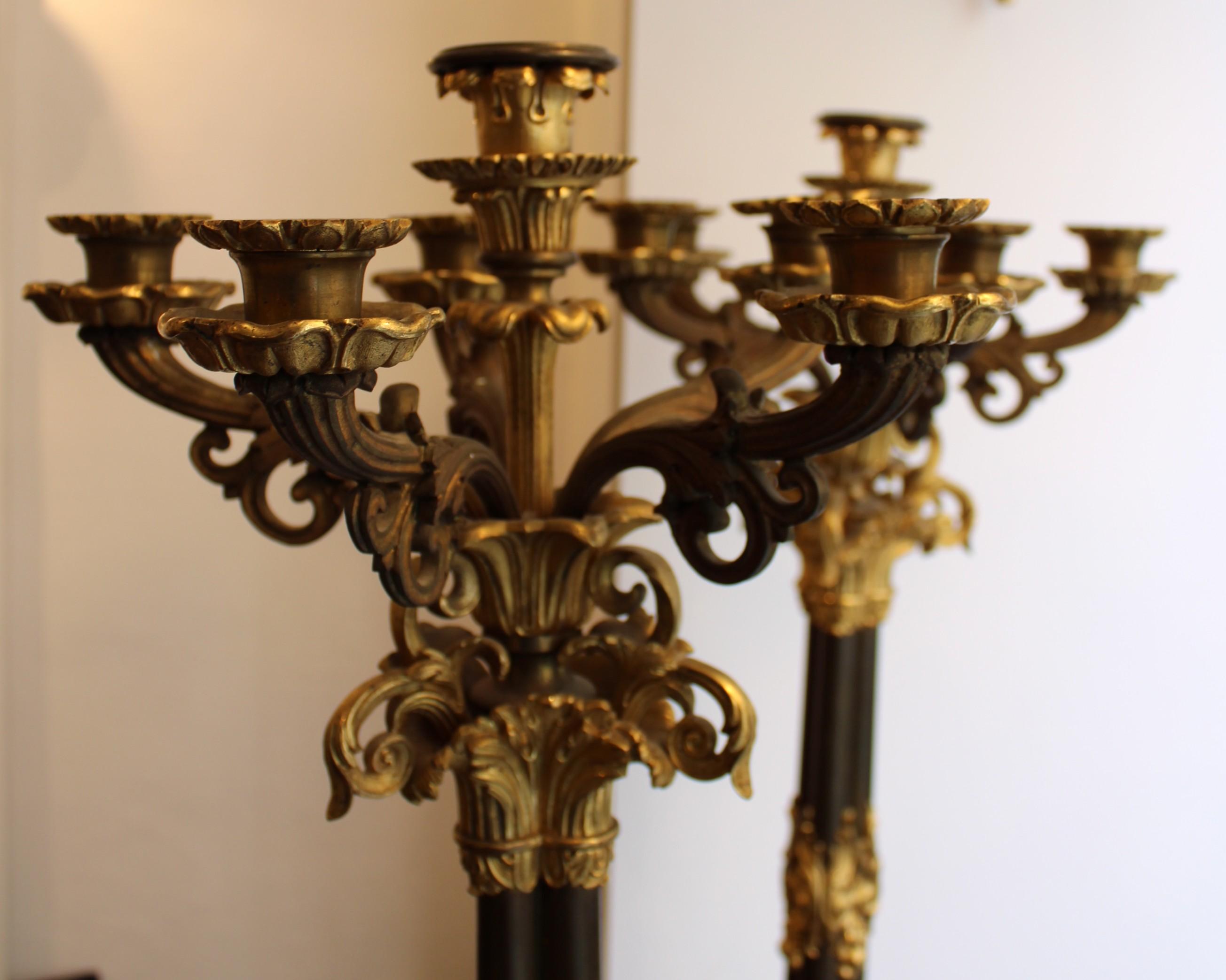 Dorato Coppia di candelabri a 6 luci in bronzo dorato, XIX secolo in vendita